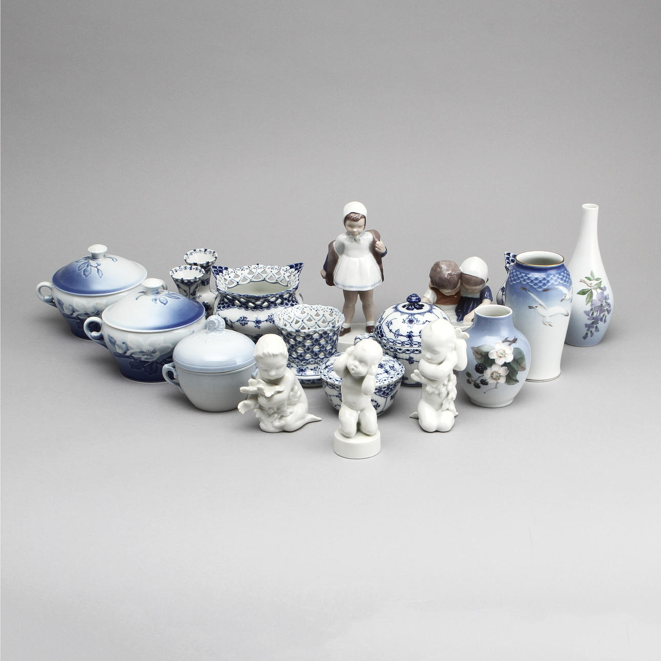 PORSLINSFÖREMÅL, 18 st, danskt porslin.