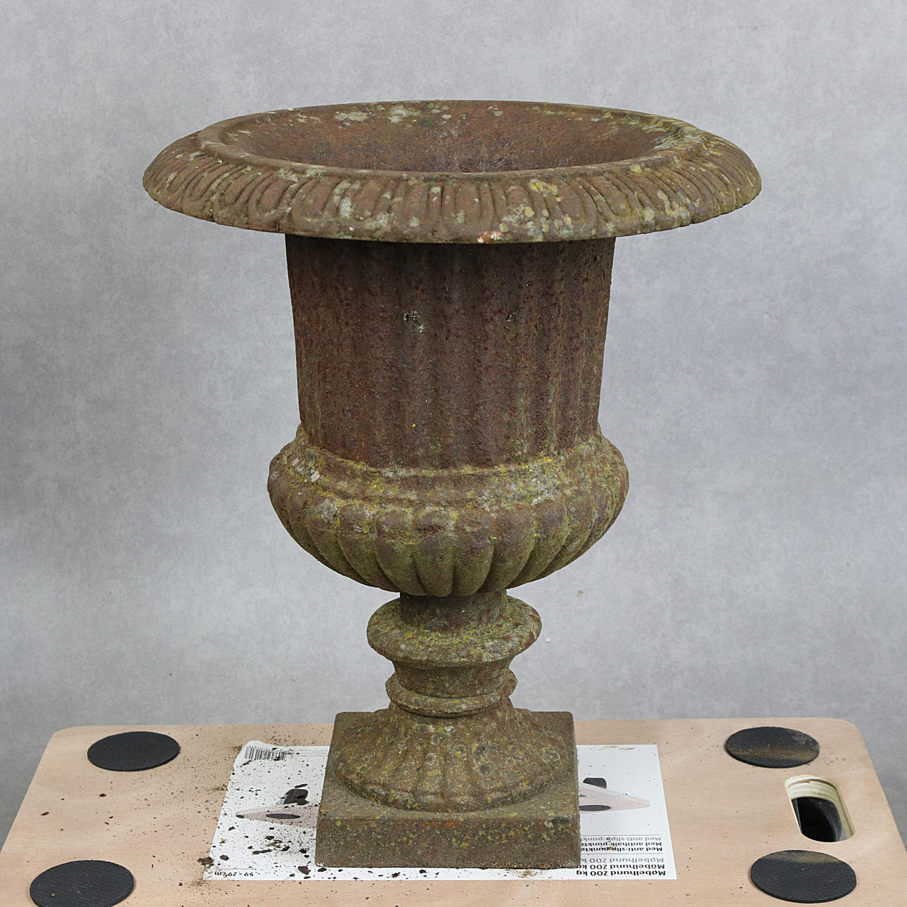 GARDEN URN, cast iron, 1900s.