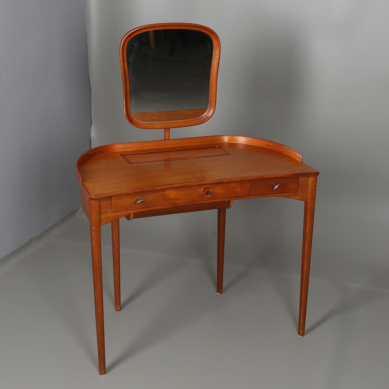 SMINKBORD, "Birgitta", Carl Malmsten, Bodafors.