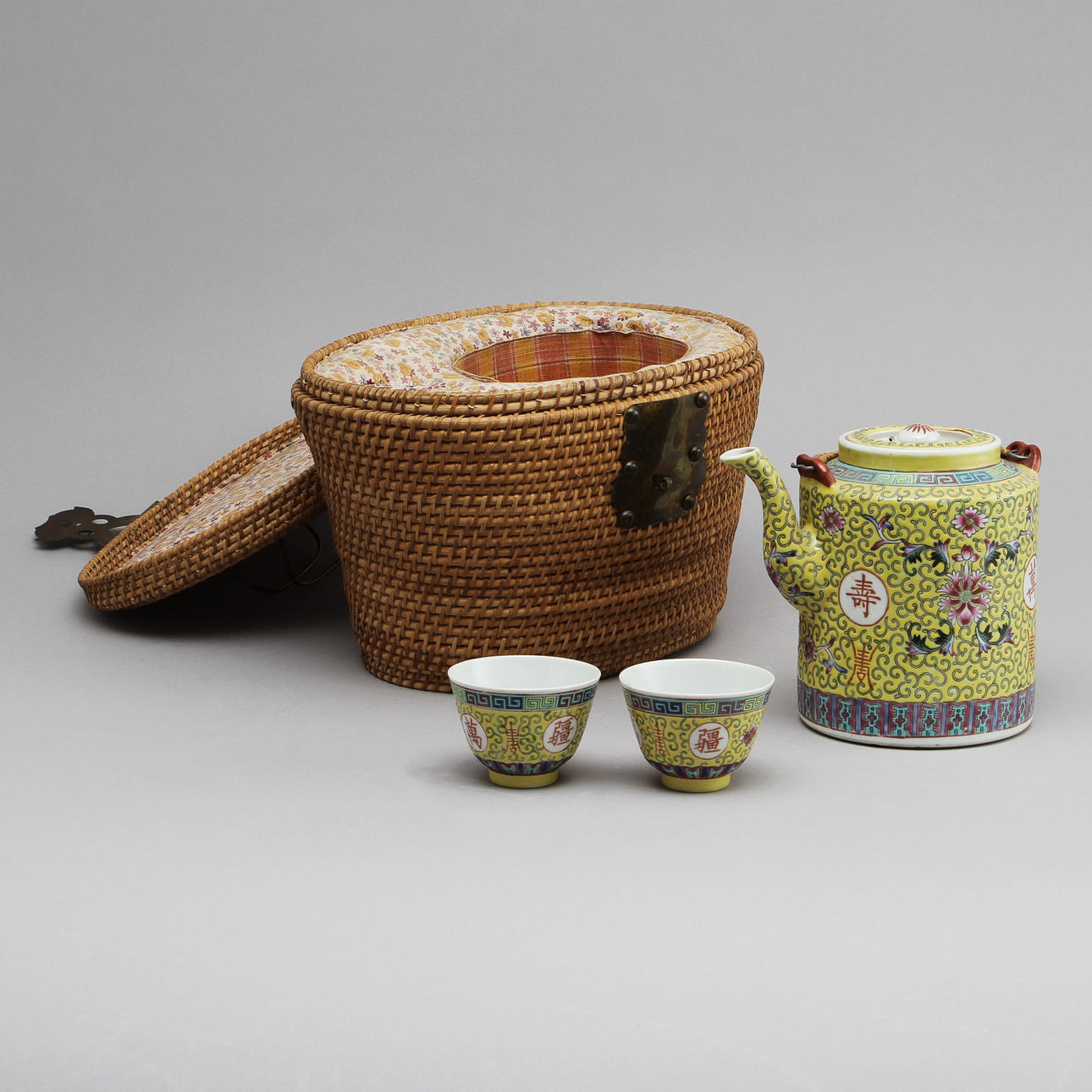 PICKNICKKORG, med TEKANNA och TEKOPPAR, 2 st, porslin, Kina, 1900-tal.