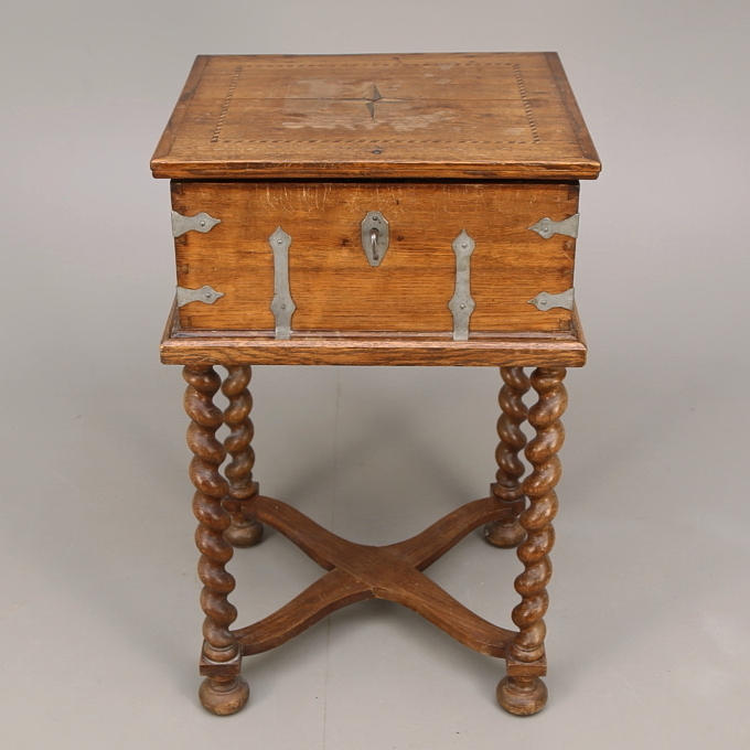 SKRIN på benställning, troligen 1700-tal.