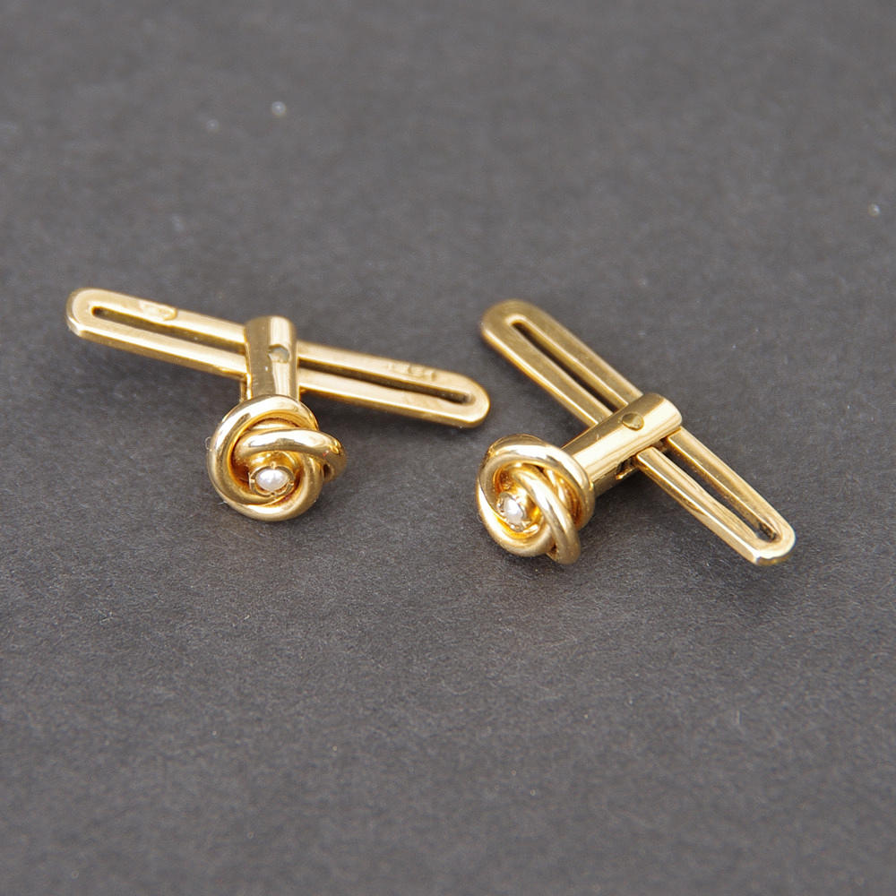 KNAPPAR, 2 stycken, 18K guld.