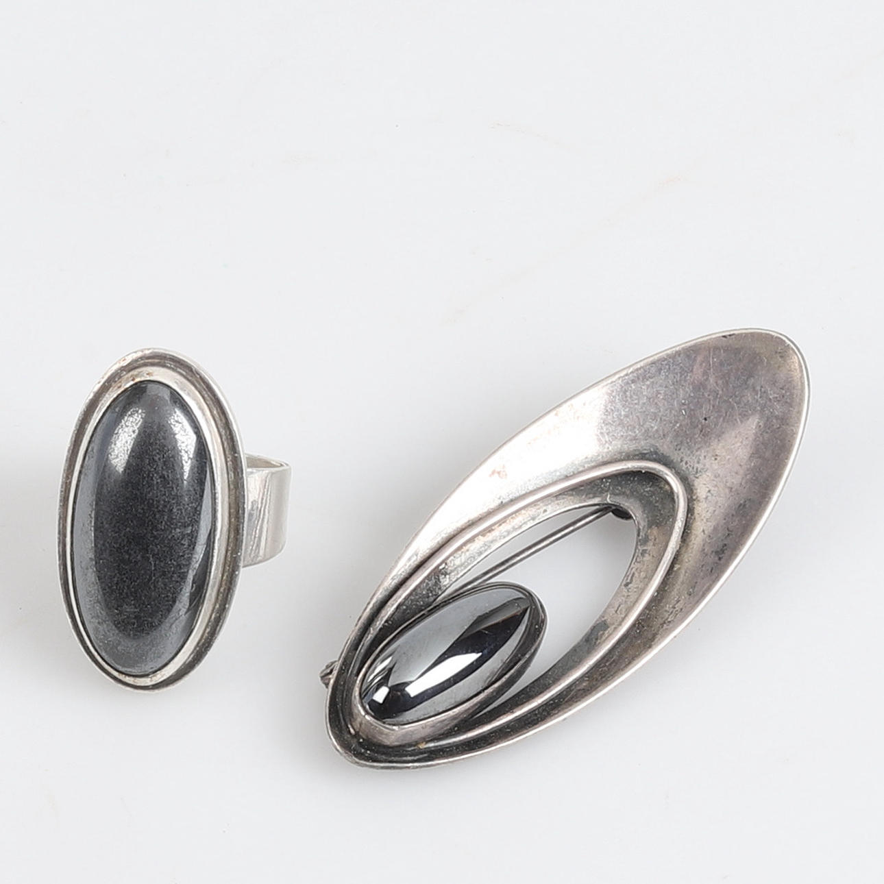 BROCHE Y ANILLO, Plata de primera ley, Hematites.