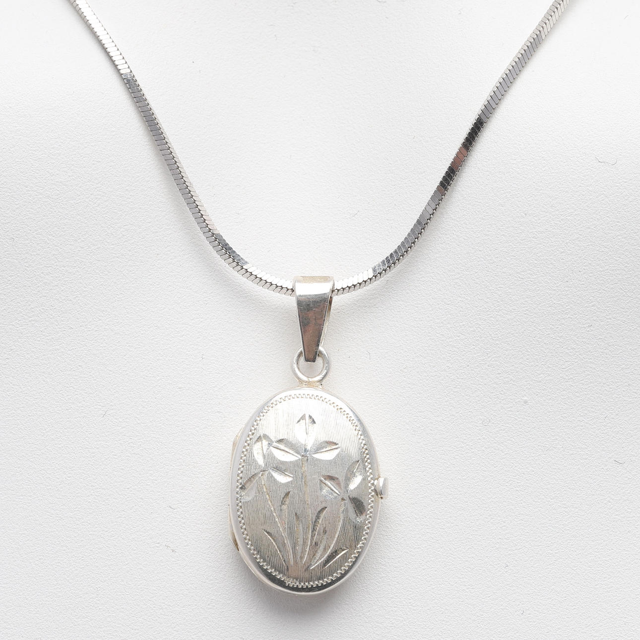 PHOTO HIDE with chain, sterling silver.