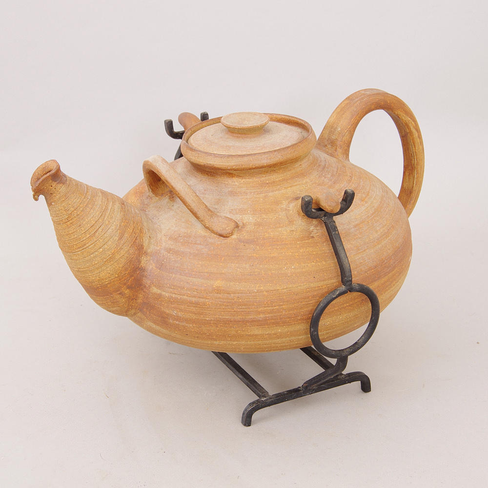 TEKANNA MED SMIDESSTÄLLNING, keramik, otydligt signerad 1978.