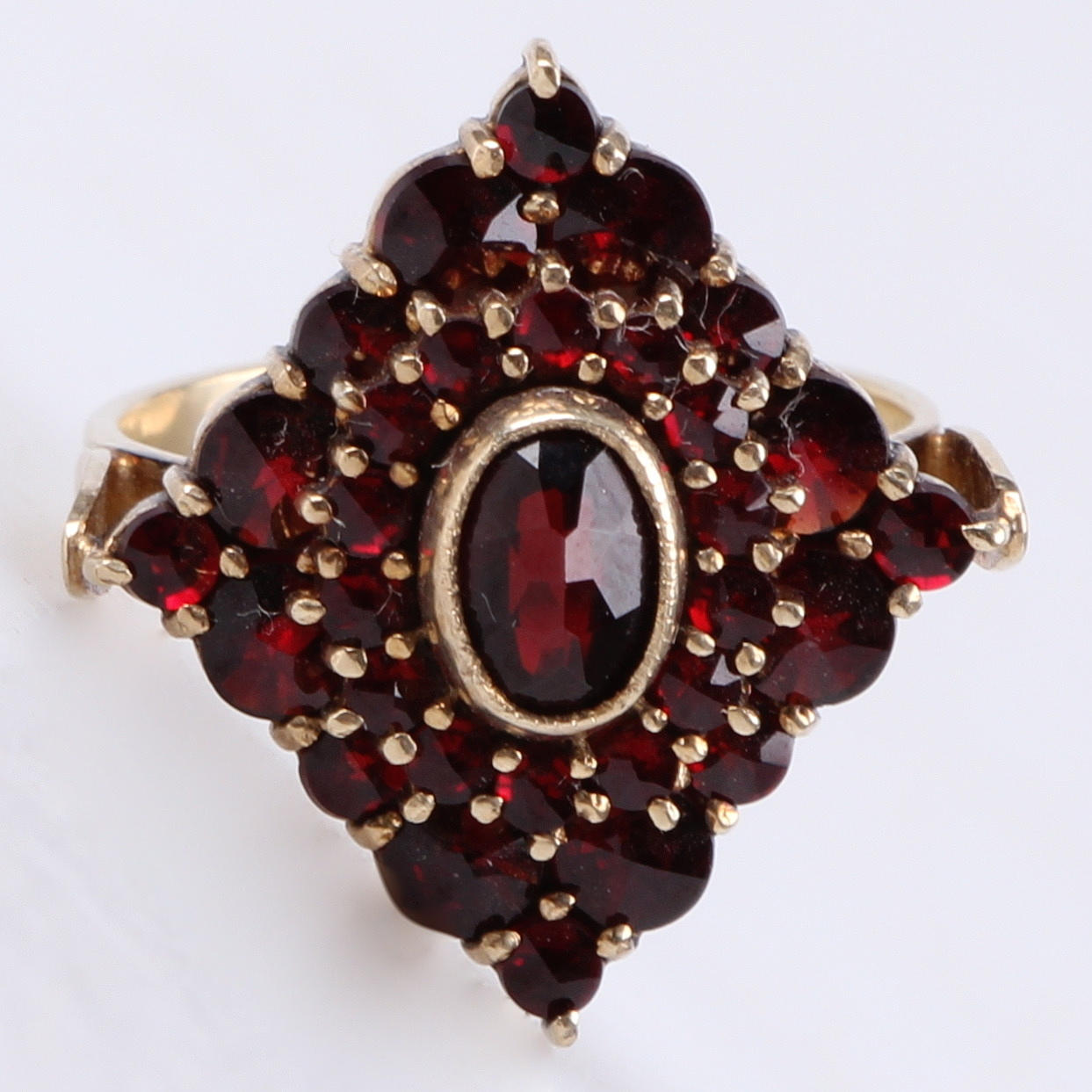 RING, förgyllt silver, med granater, Heribert Engelbert AB, Stockholm.