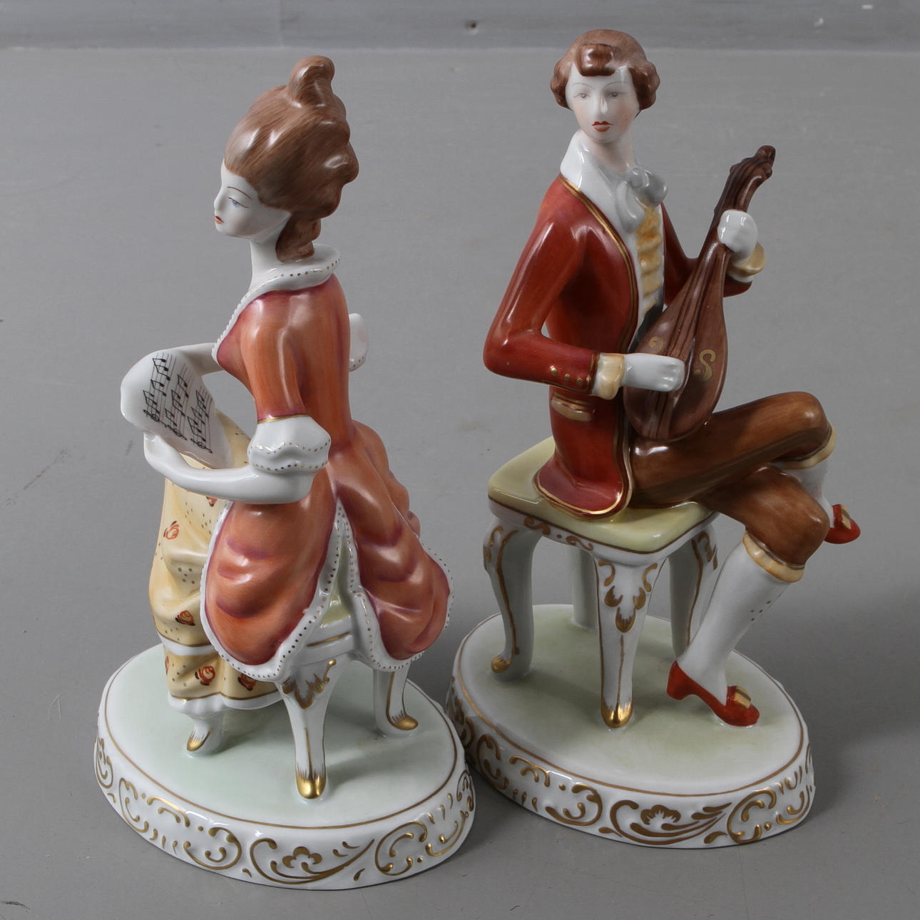 FIGURINER, 2 st, porslin, Hollohaza, Ungern, 1900-talets andra hälft.