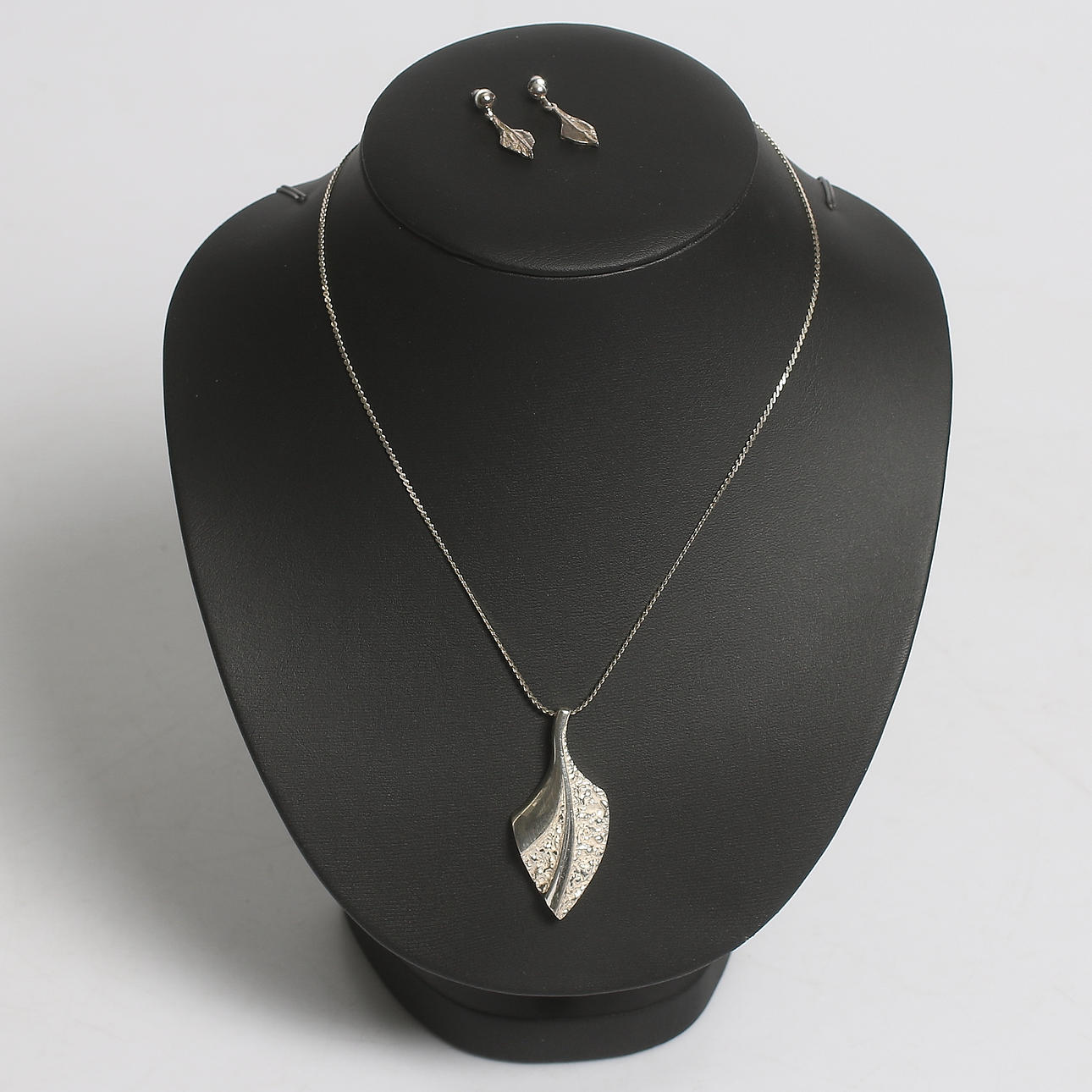 HALSBAND samt ÖRHÄNGEN, 2 delar, silver. 1900-talets andra hälft. Vikt 16 gram.