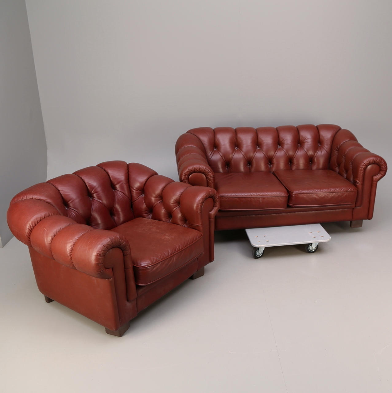 SOFFA + FÅTÖLJ, chesterfieldstil, oxblod skinn, 1900-talets andra hälft.