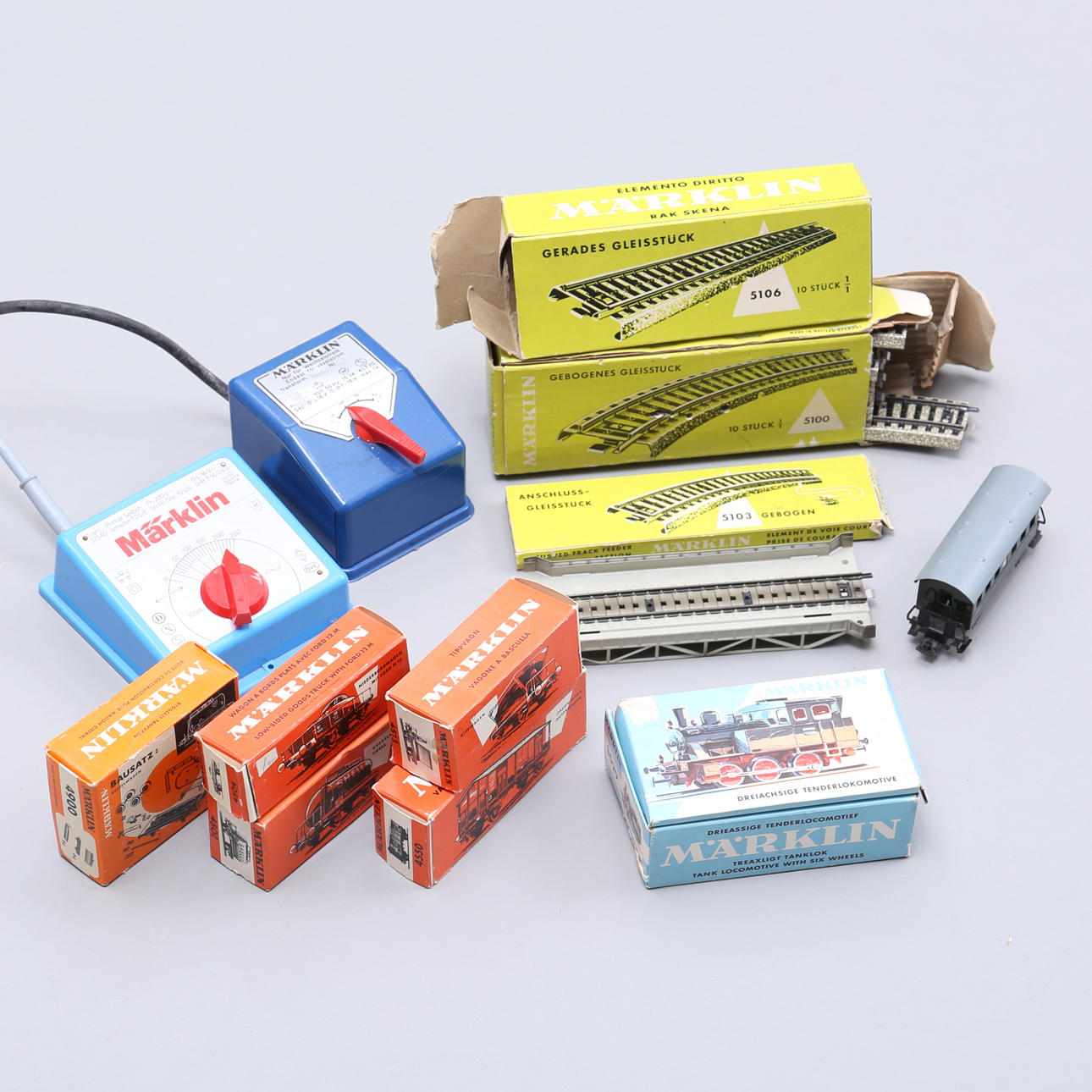 MÄRKLIN, Modelleisenbahn. Zugteile, Schienen und Transformatoren.