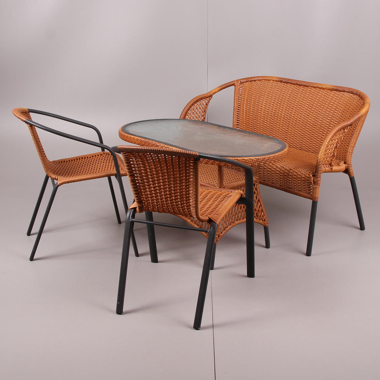 TRÄDGÅRDSGRUPP, 4 delar, metall och rotting, samtida.