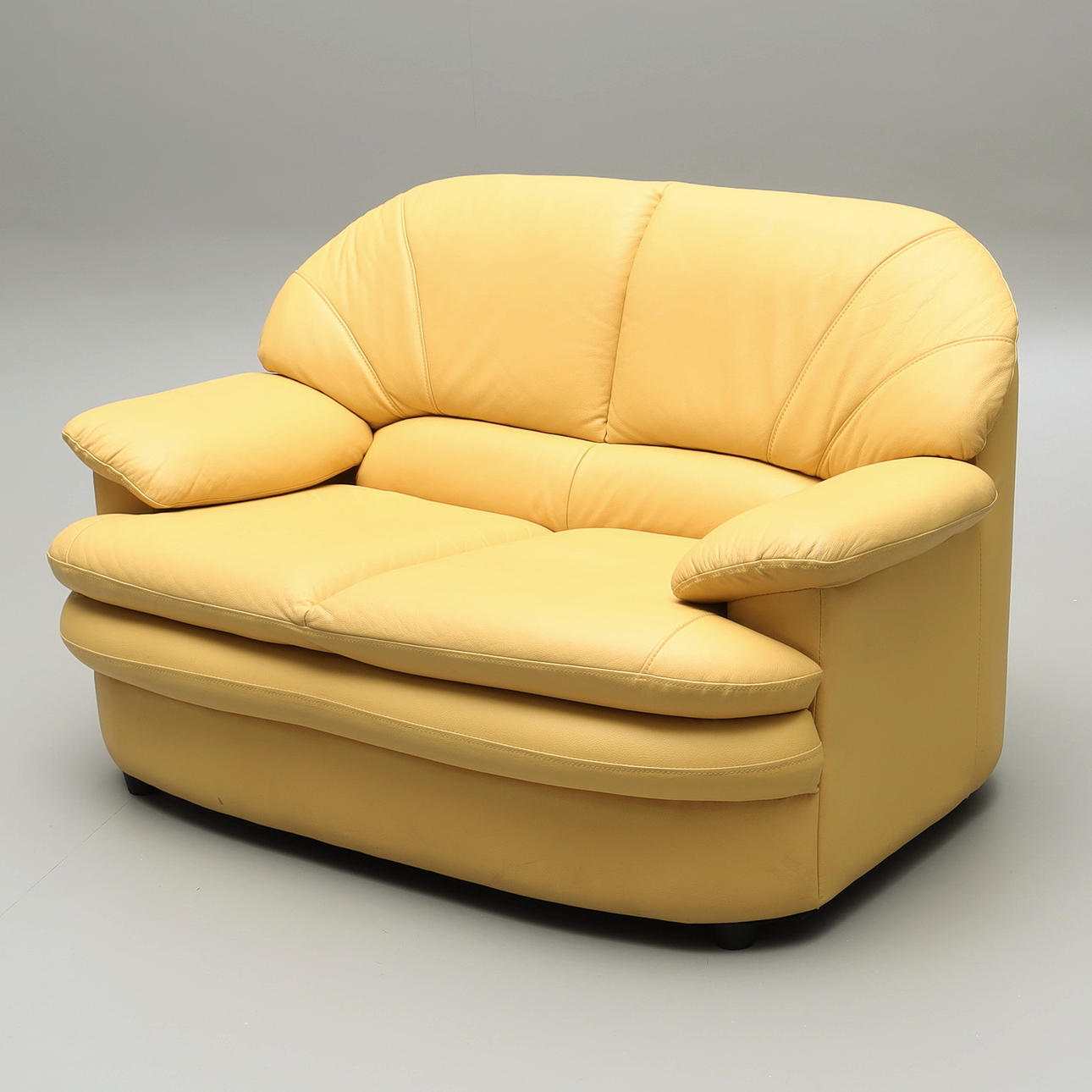 SKINNSOFFA, 2-sits, gul, samtida.