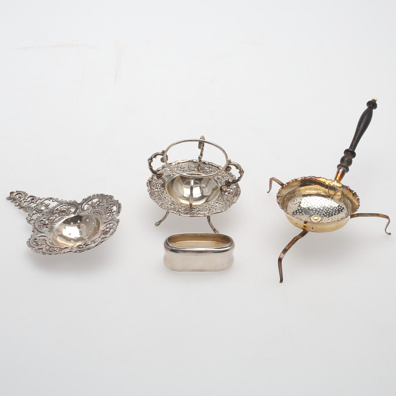 SOCKERSTRÖARE, 2 st, samt SERVETTRING, silver, vikt ca 169 gram.