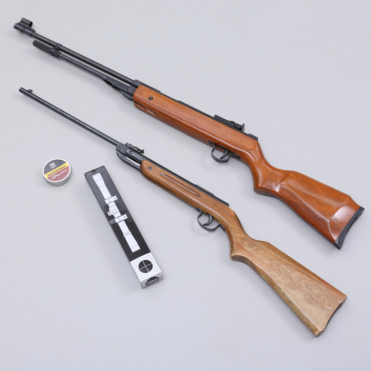 LUFTGEWEHR, 2 Stück, davon eine Diana 23, und Zielfernrohr.