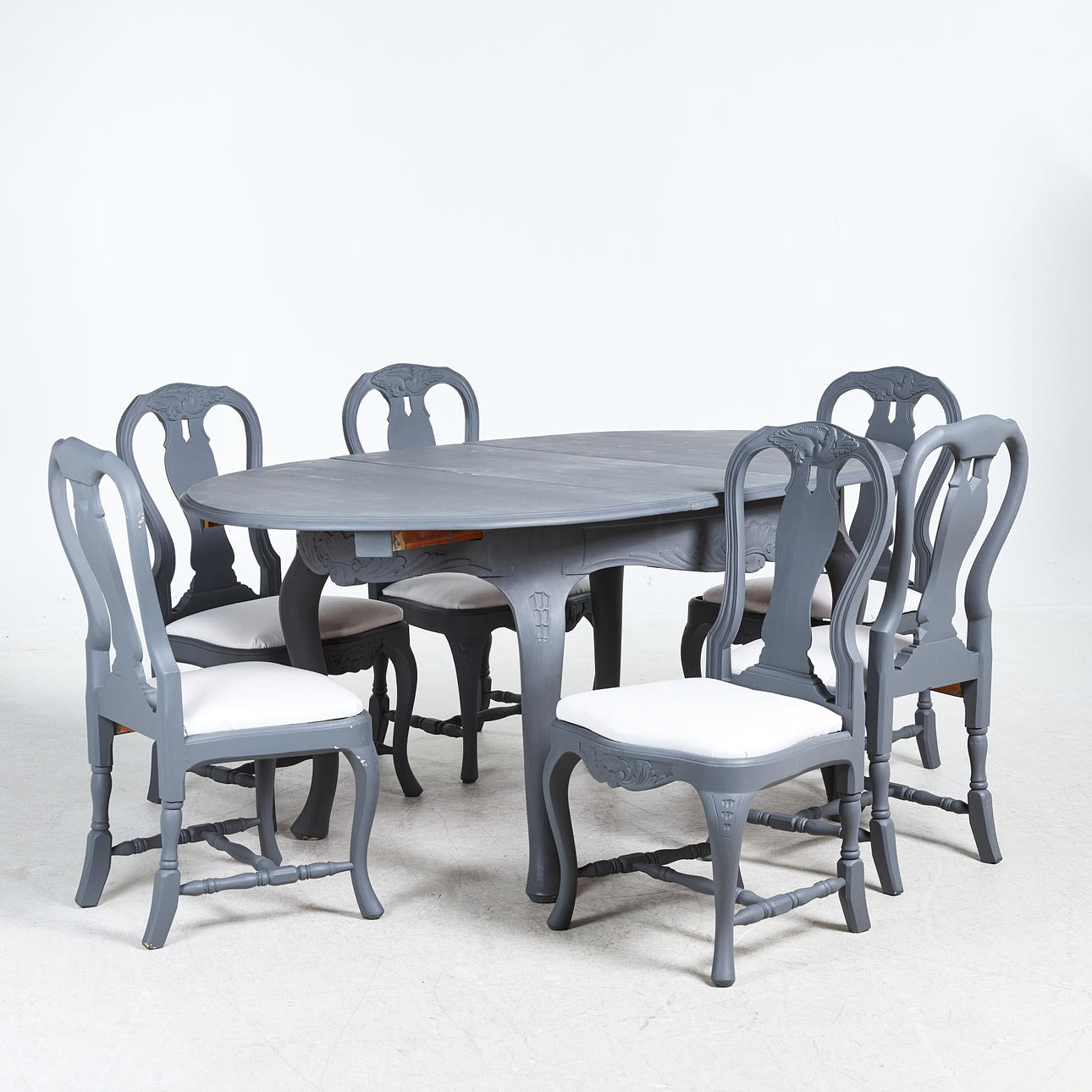 DINING GROUP, rococo style, 8 dlr, 1 table and 6 chairs. 1 insert, the table from around 1900. the chairs second half of the 20th century, textile upholstery.