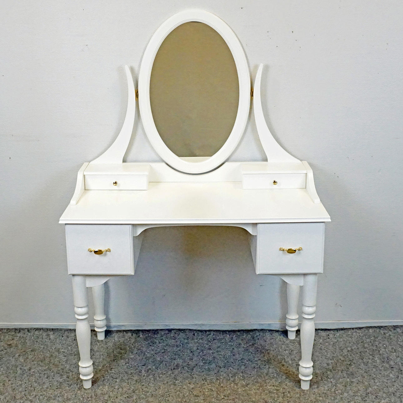 PUEISTOPÖYTÄ/PÖYTÄ peilillä.