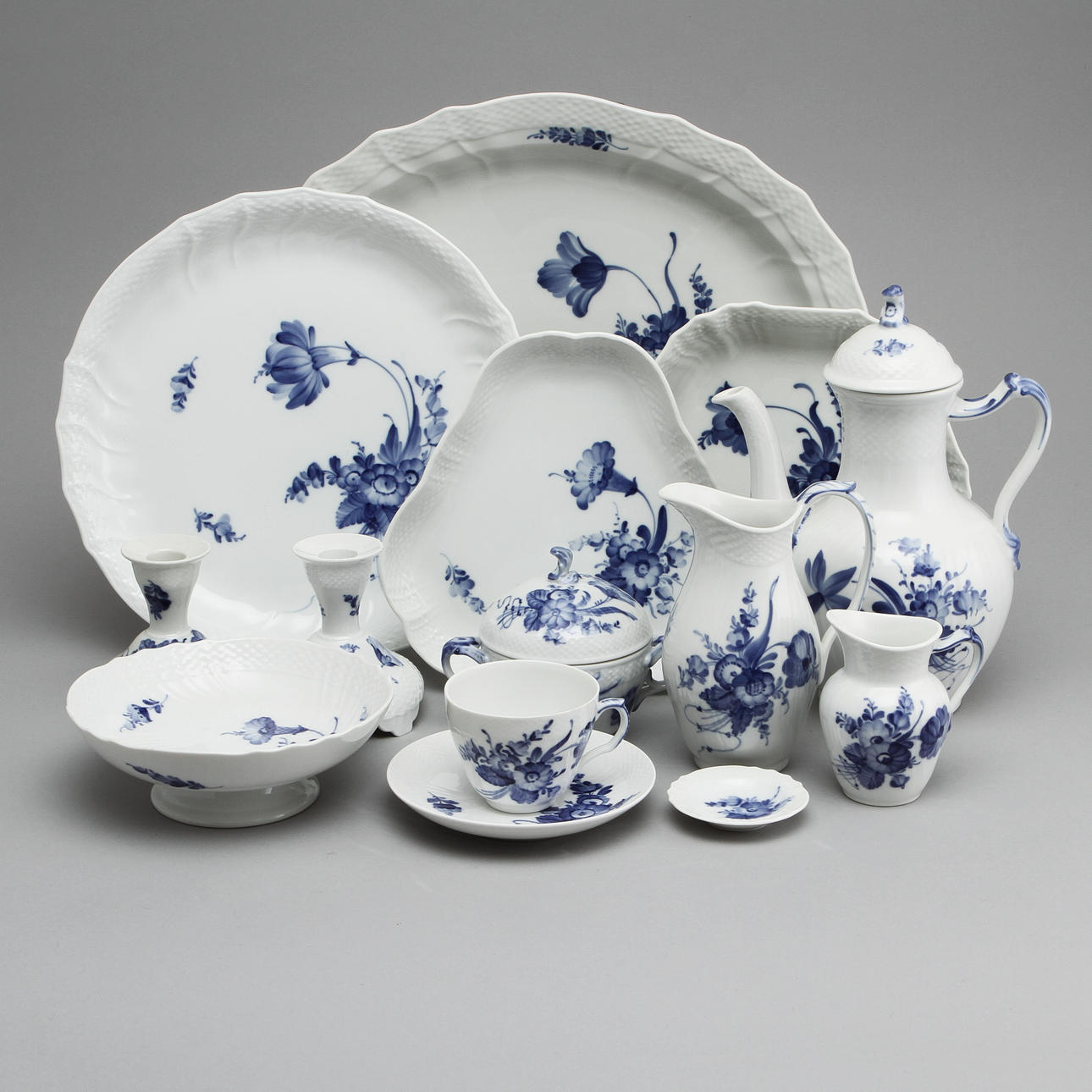 MAT- OCH KAFFESERVIS, 97 delar, "Blå blomst", Royal Copenhagen.