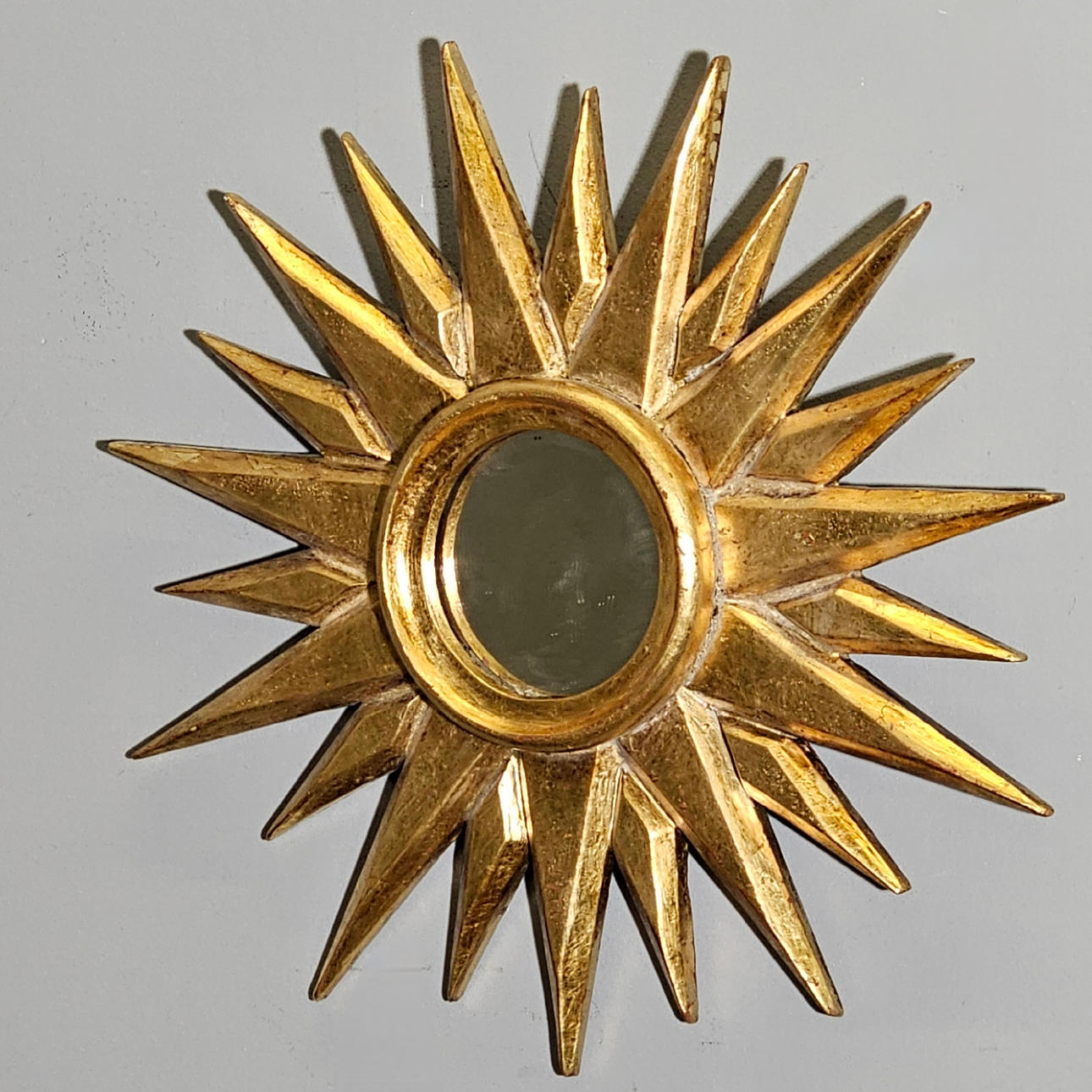 SOL SPEJL I GYLDT TRÆ.