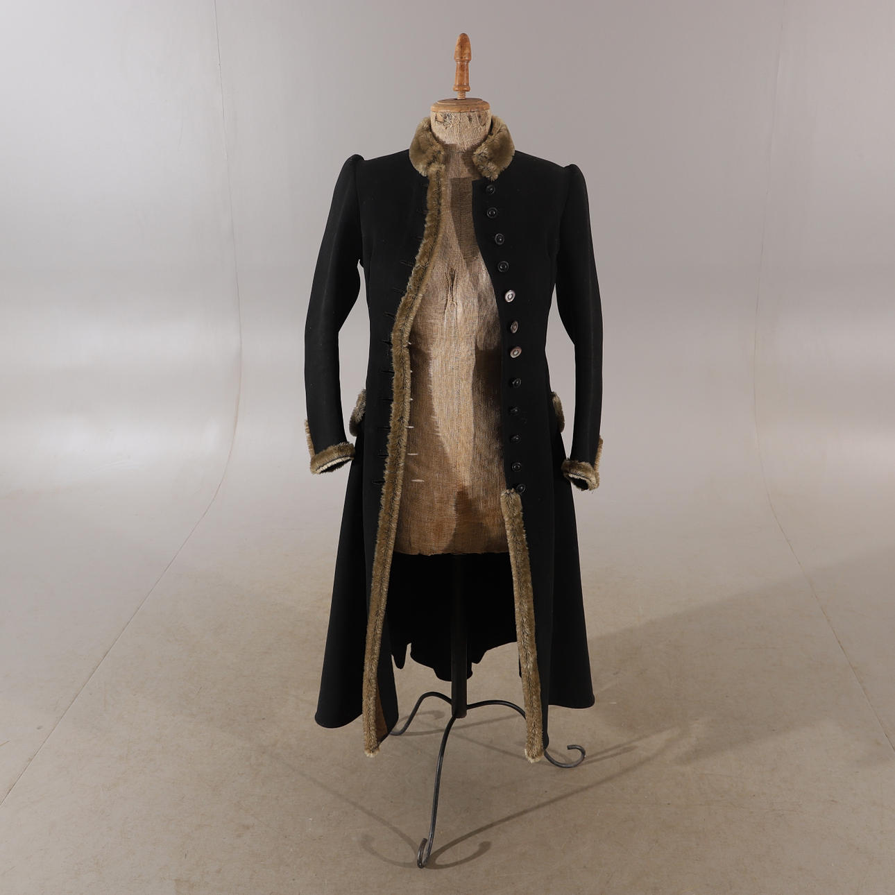 ABRIGO DE MUJER, cosido a mano, década de 1890.