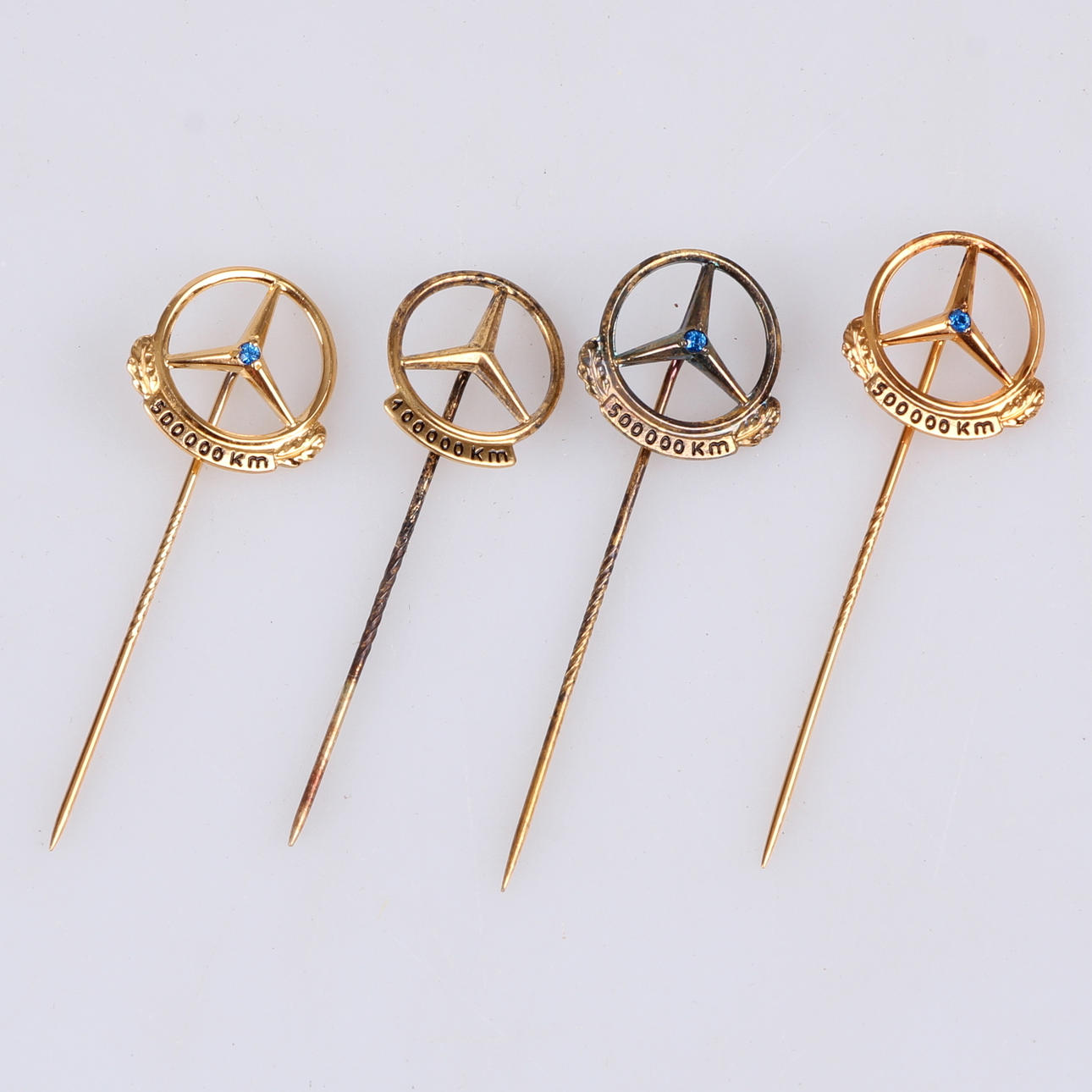 NÅLAR, 4 st. Mercedes-Benz, förgyllt silver.