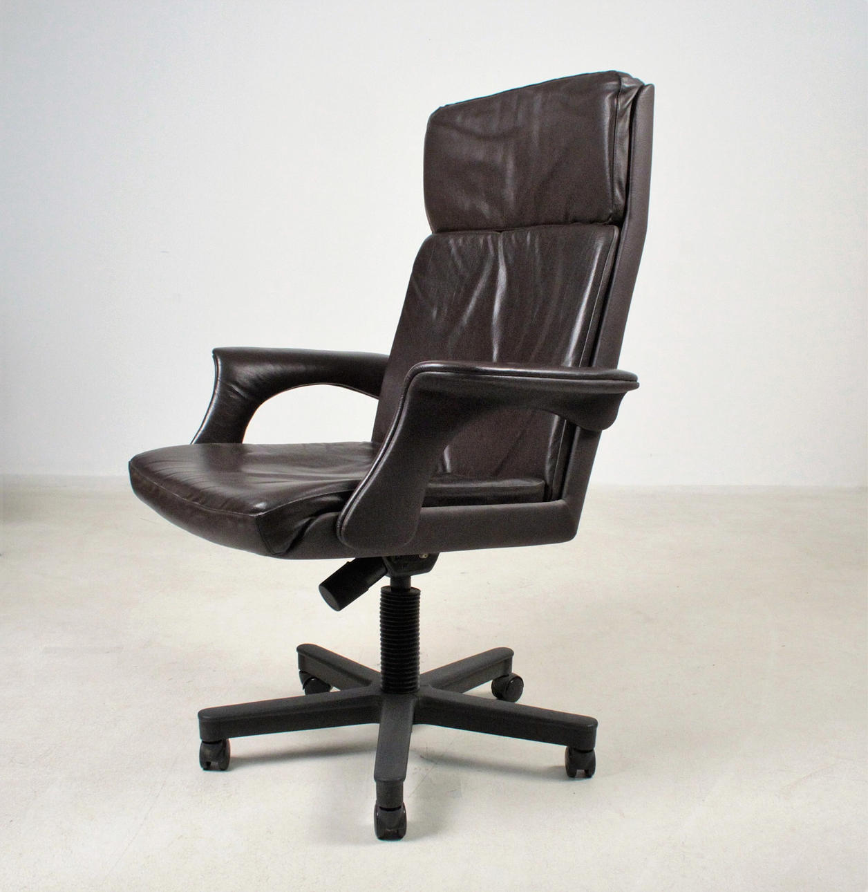 Nahkainen työtuoli, 1980-luku.