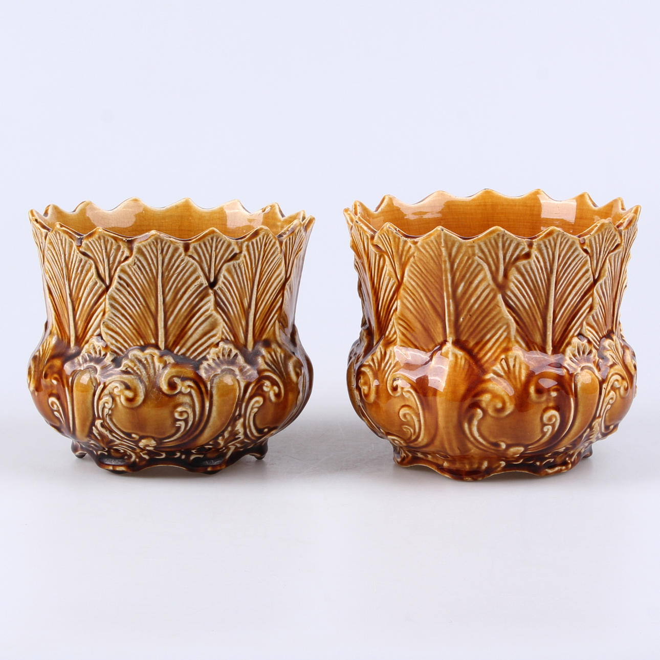 YTTERFODER, ett par, majolika, "New Leaf", England.