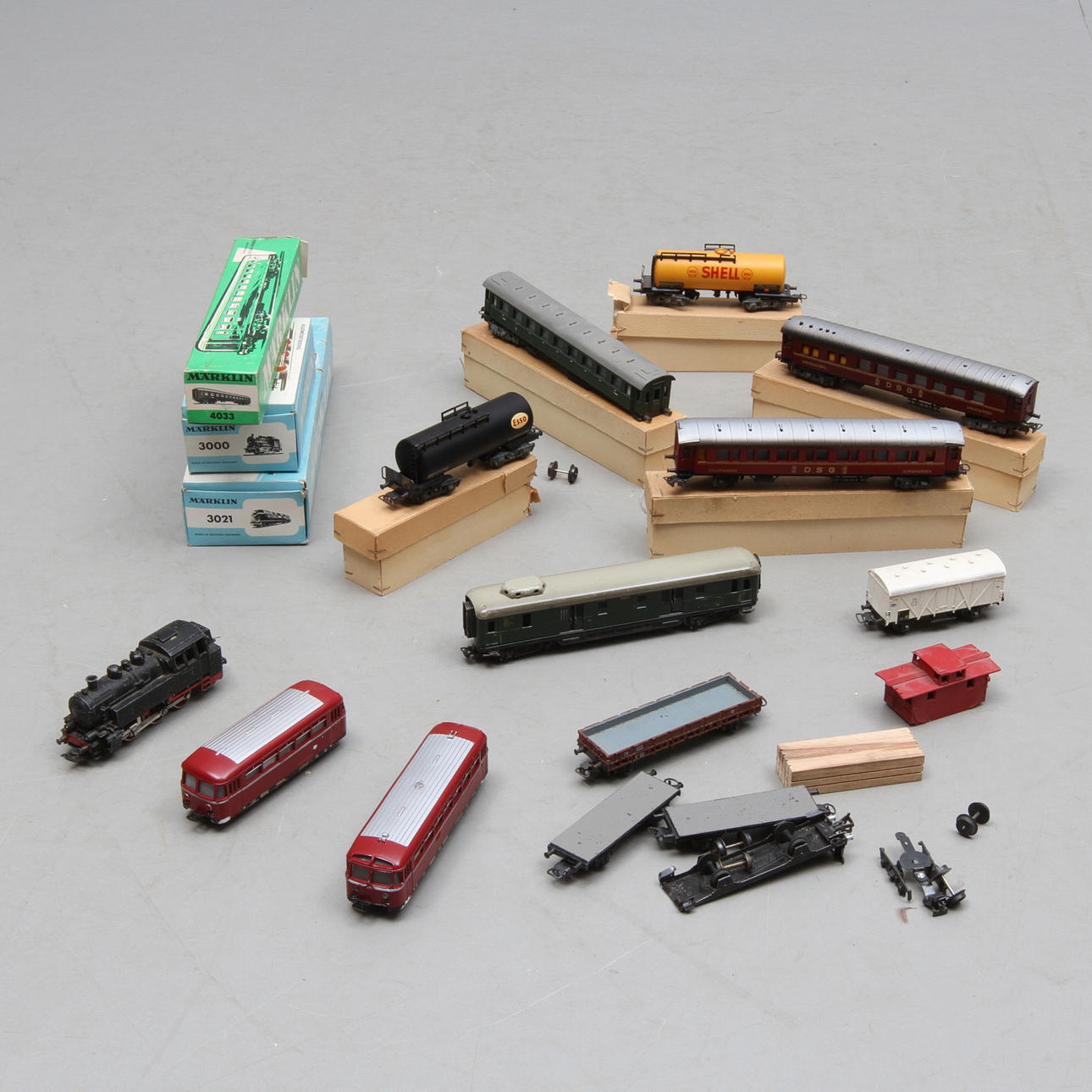 MÄRKLIN 3021 Diesellok, TM 800 ånglok, 3000 ånglok, DB 800 K rälsbuss och 4 vagnar. Delvis originaölkartonger.