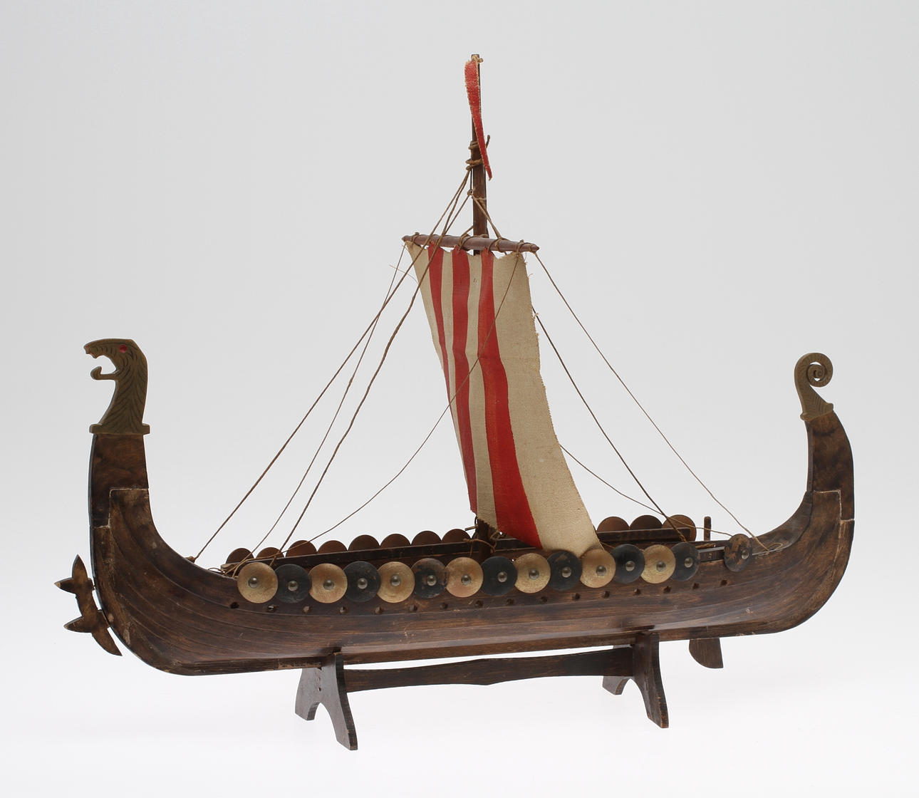 FARTYGSMODELL, Vikingaskepp, trä, 1900-tal.