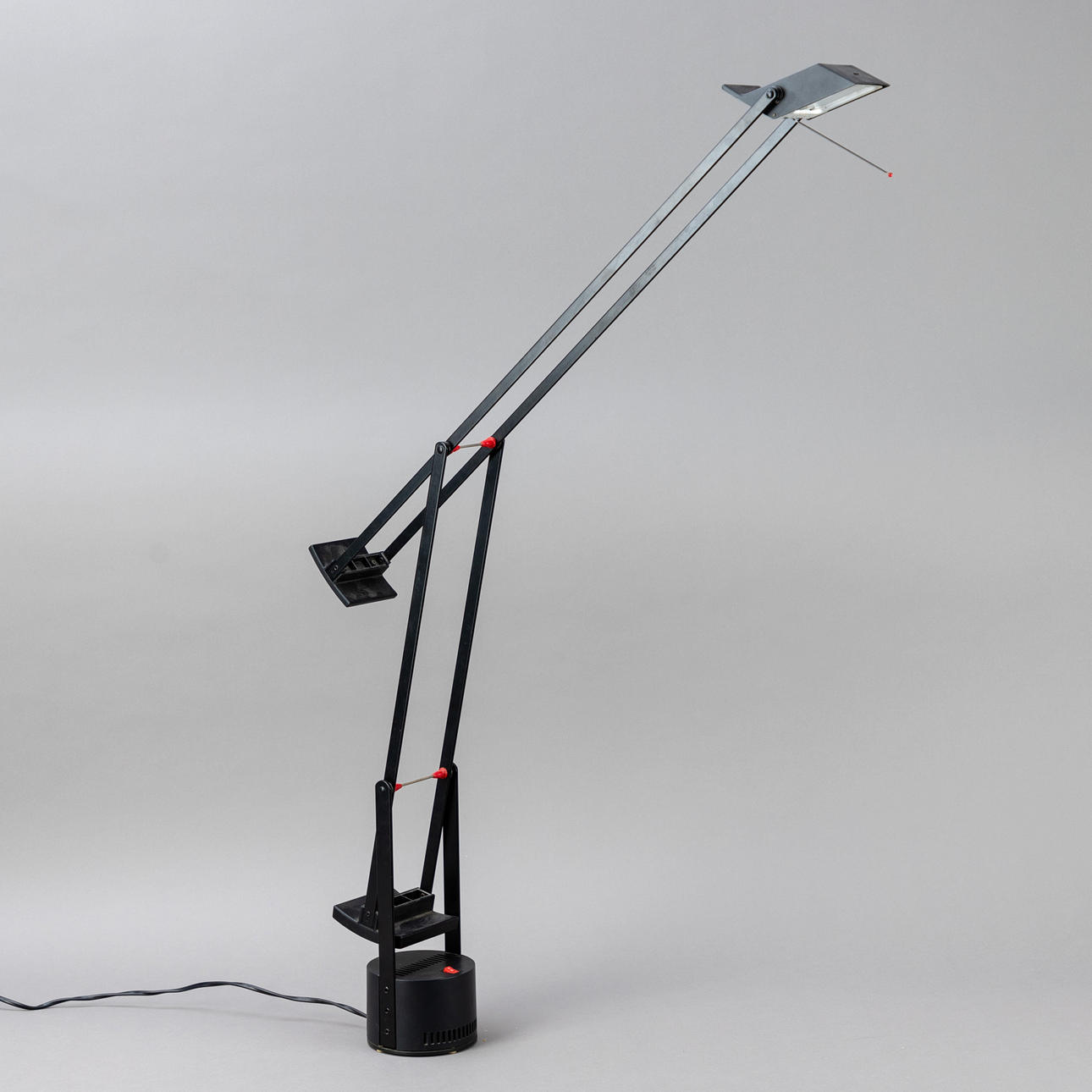 R. SAPPER. Artemider. 'Tizio' skrivebordslampe, sort.