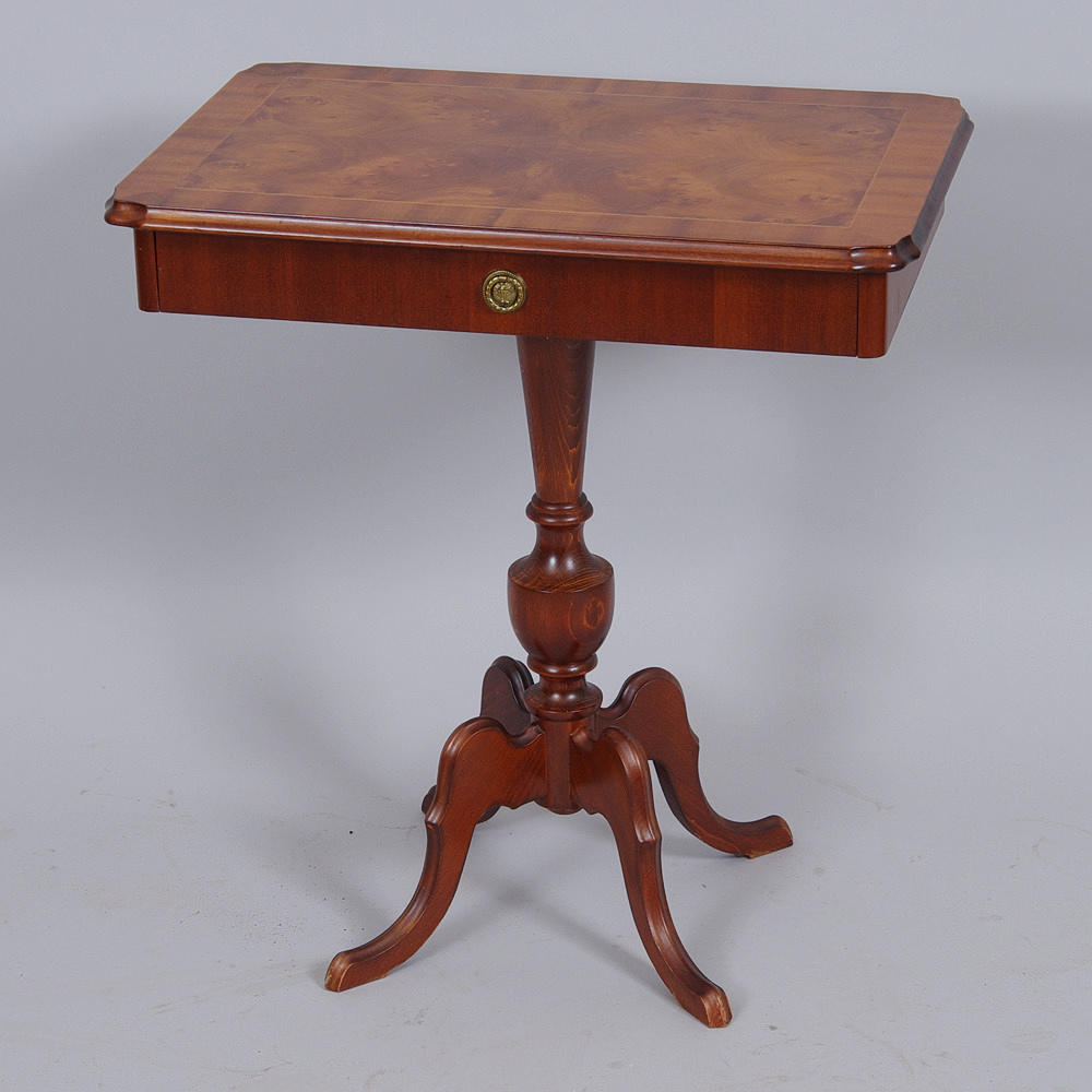 BORD med låda, mahogny, rokokostil, 1900-tal.