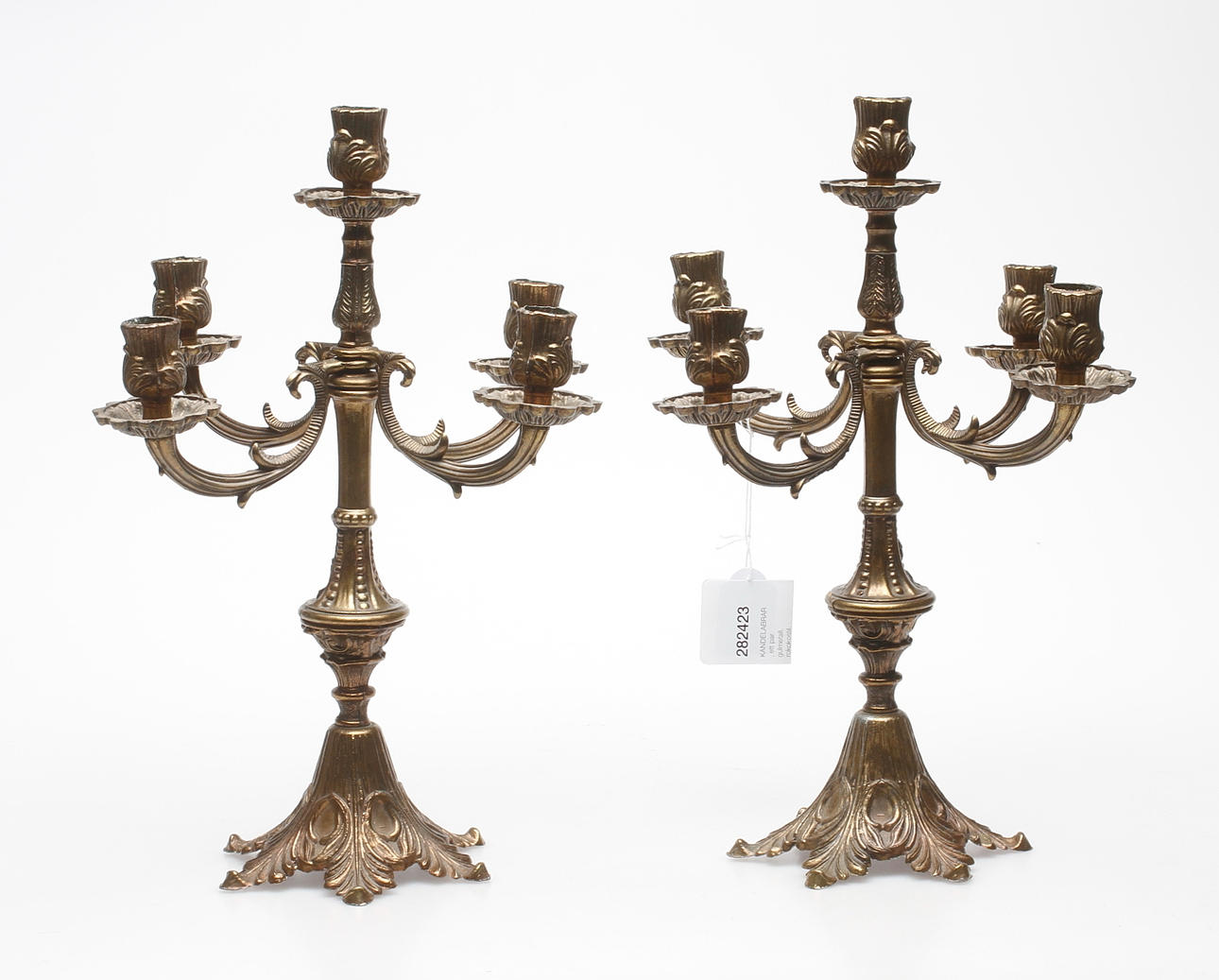 KANDELABRAR, ett par. gulmetall, rokokostil, 1900/2000-tal.