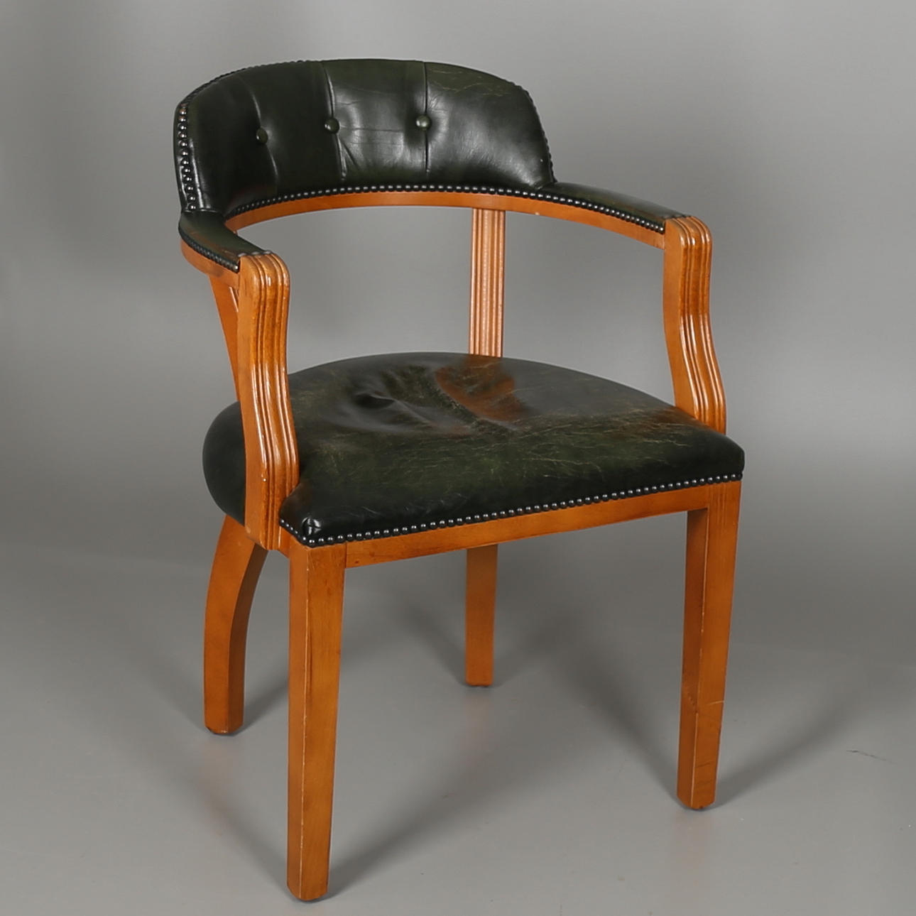 KARMSTOL, engelsk stil, skinn, 1900-talets andra hälft.