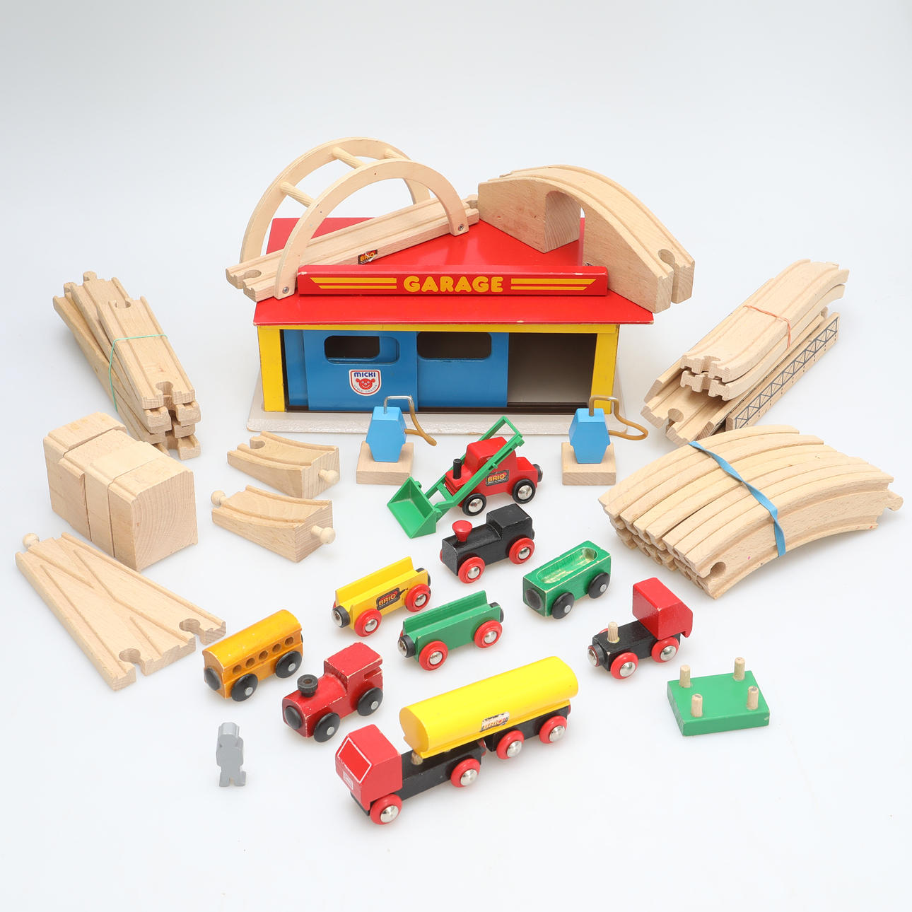 BRIO Holzeisenbahn, 37 Teile und eine Garage.