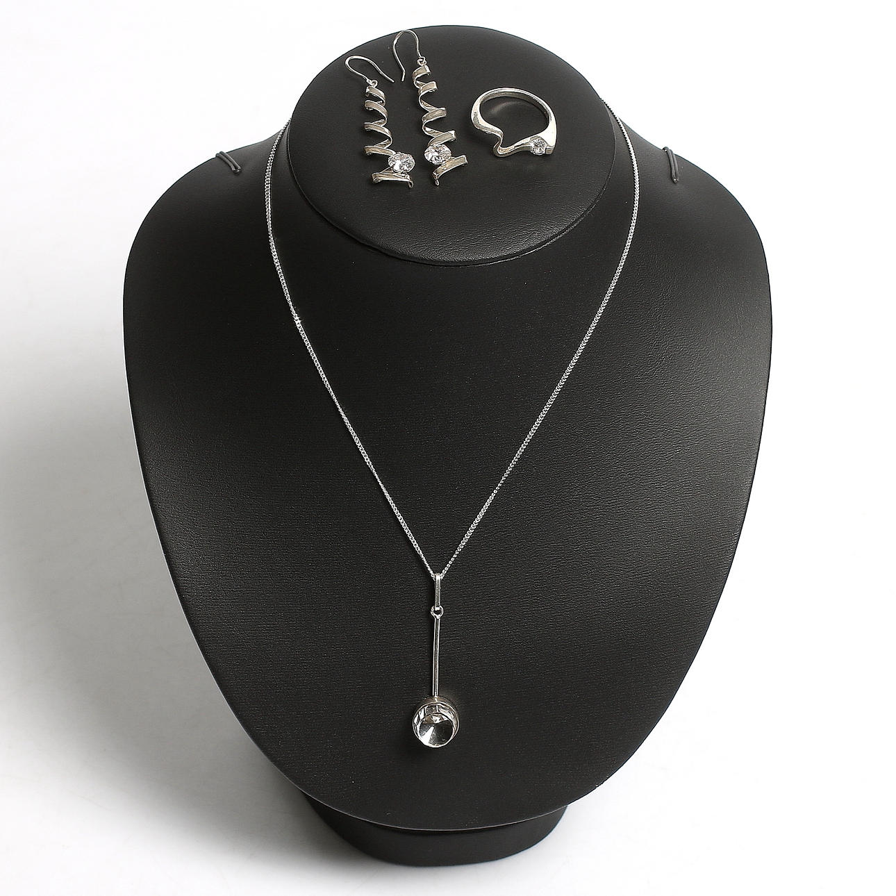 HALSBAND, RING samt ÖRHÄNGEN, silver, bergskristall samt strass, bl.a. 1960-tal.