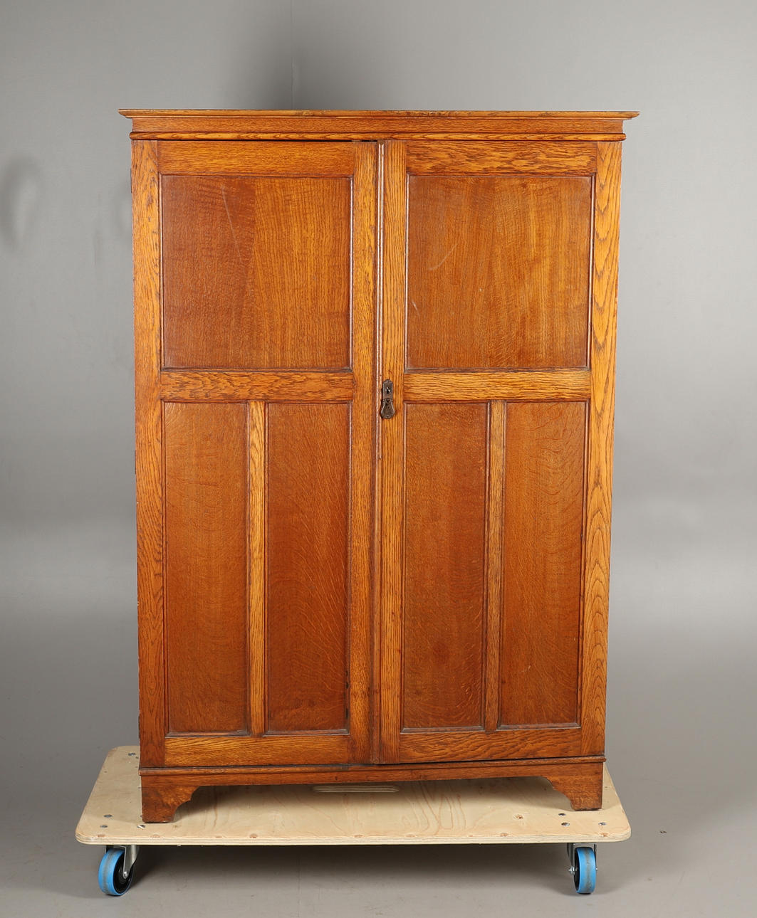 HERRENSCHRANK MIT OAK-FINISH.