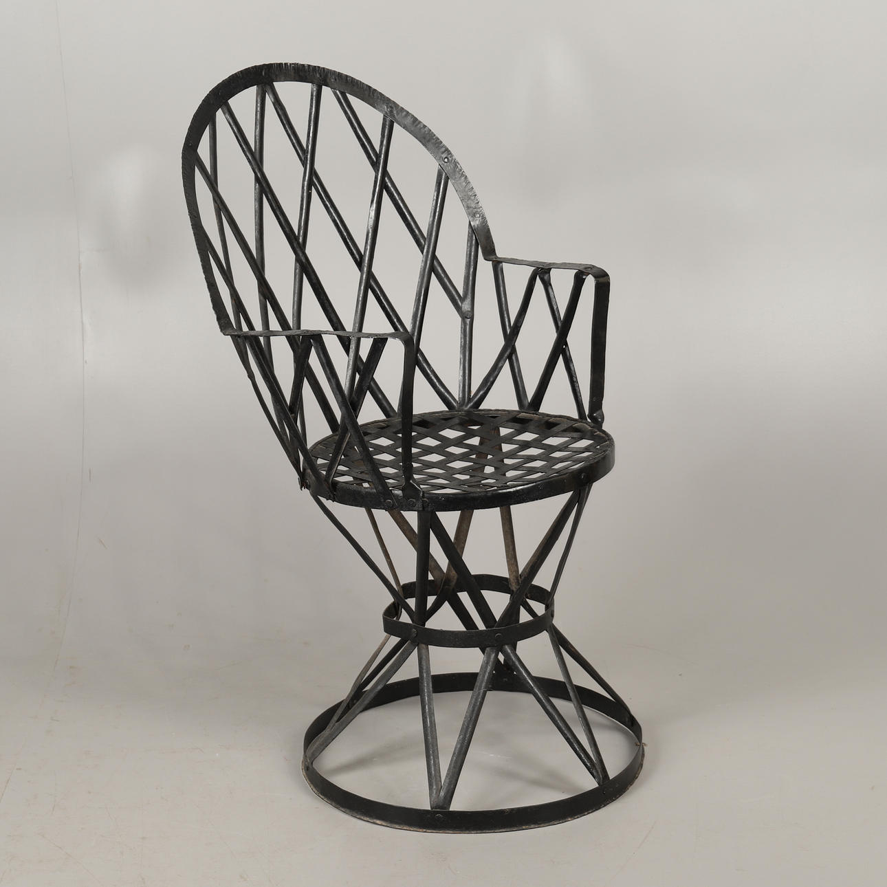 EIN GLOBAL VILLAGE STUHL AUS GEWEBTEM METALL.