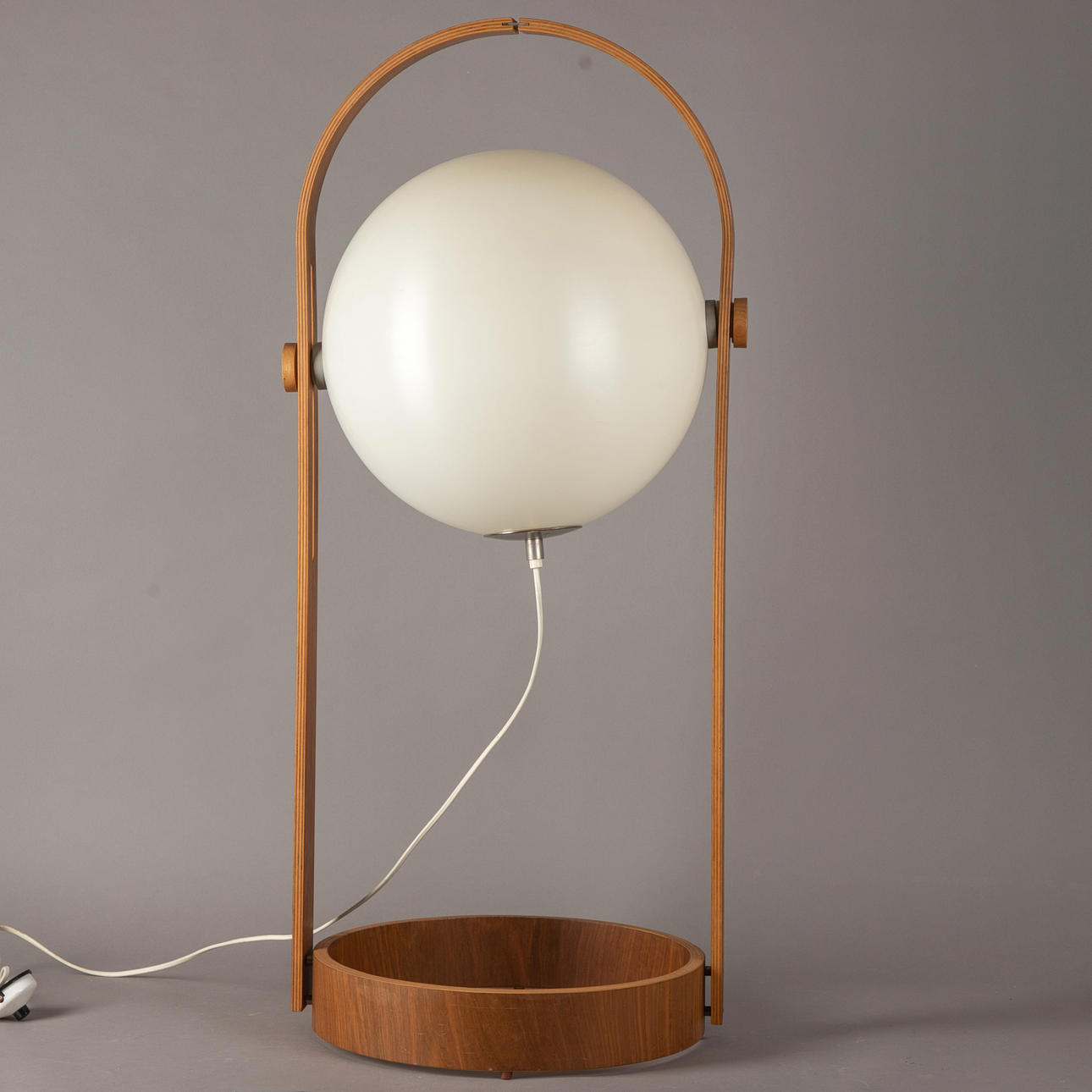 Temde. Kugelleuchte im Teakgestell. Mid Century Design.