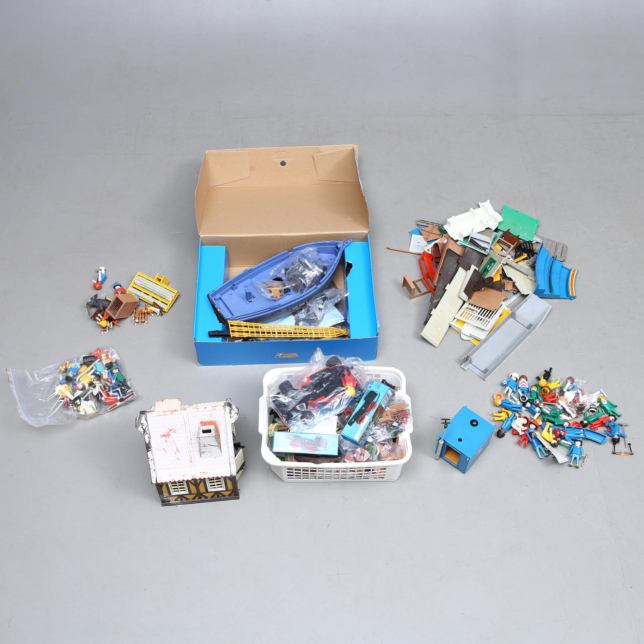 PLAYMOBIL, edificios, barcos y figuras, temática variada. 1980.