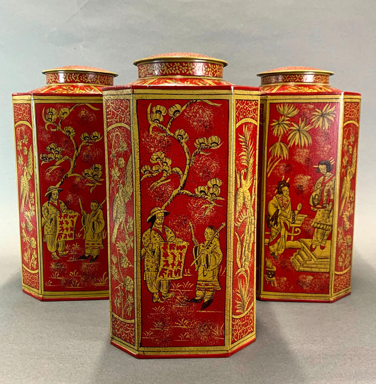 TRE TOLEWARE TE LÅDOR.