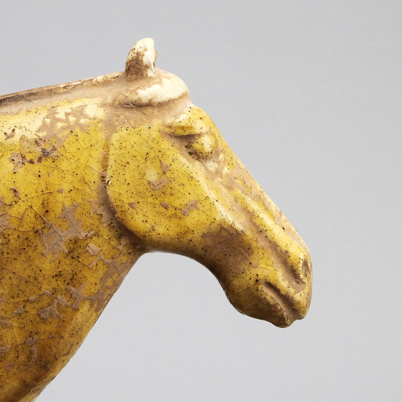 FIGURIN i form av häst, glaserat lergods, Tangstil 1900-tal.