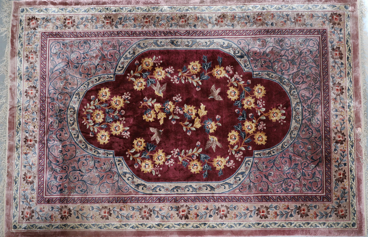 ET MODERNE KINESISK tæppe.