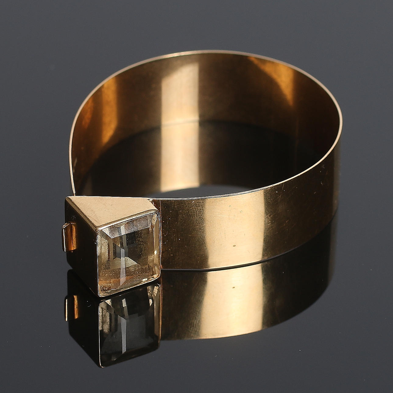 ARMBAND, 18k guld, med bergskristall, Sigfrid Petersson, Bollnäs. 1965. Bruttovikt 30 gram.