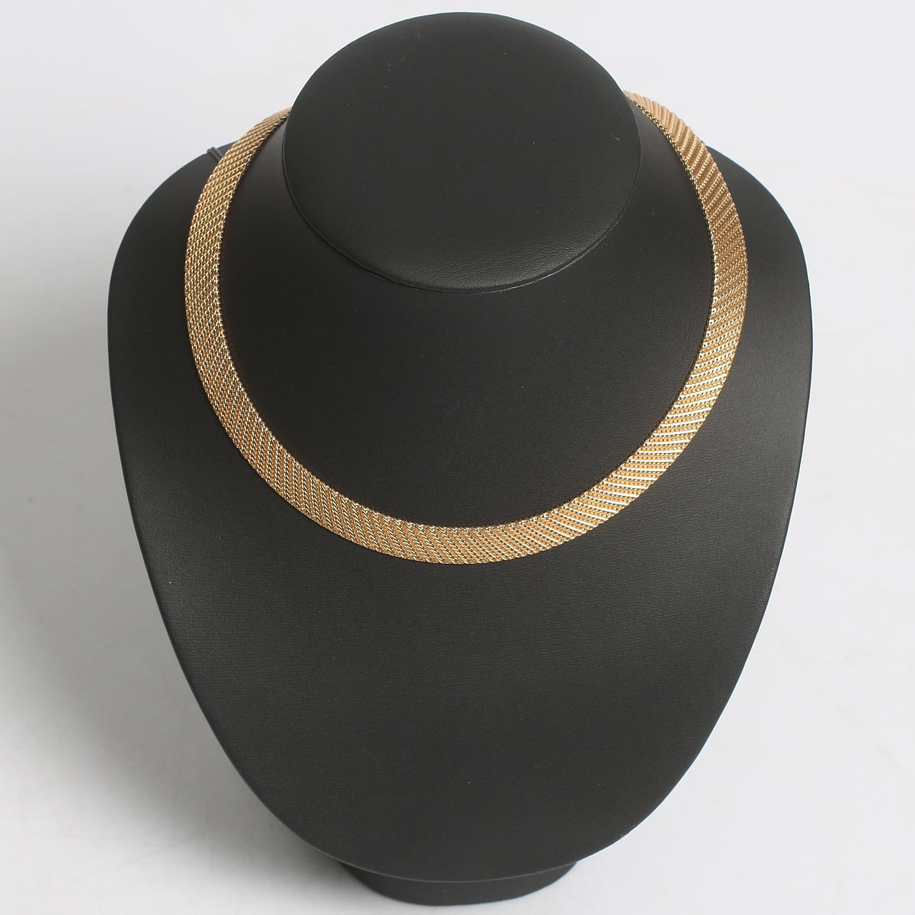 COLLIER, 18k guld, pressad pansarlänk, 1900-tal. Vikt 69 gram.