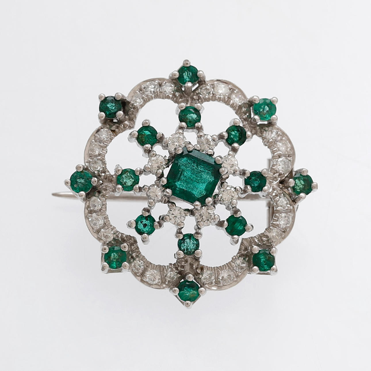 Fransk smaragd och diamant brosch.
