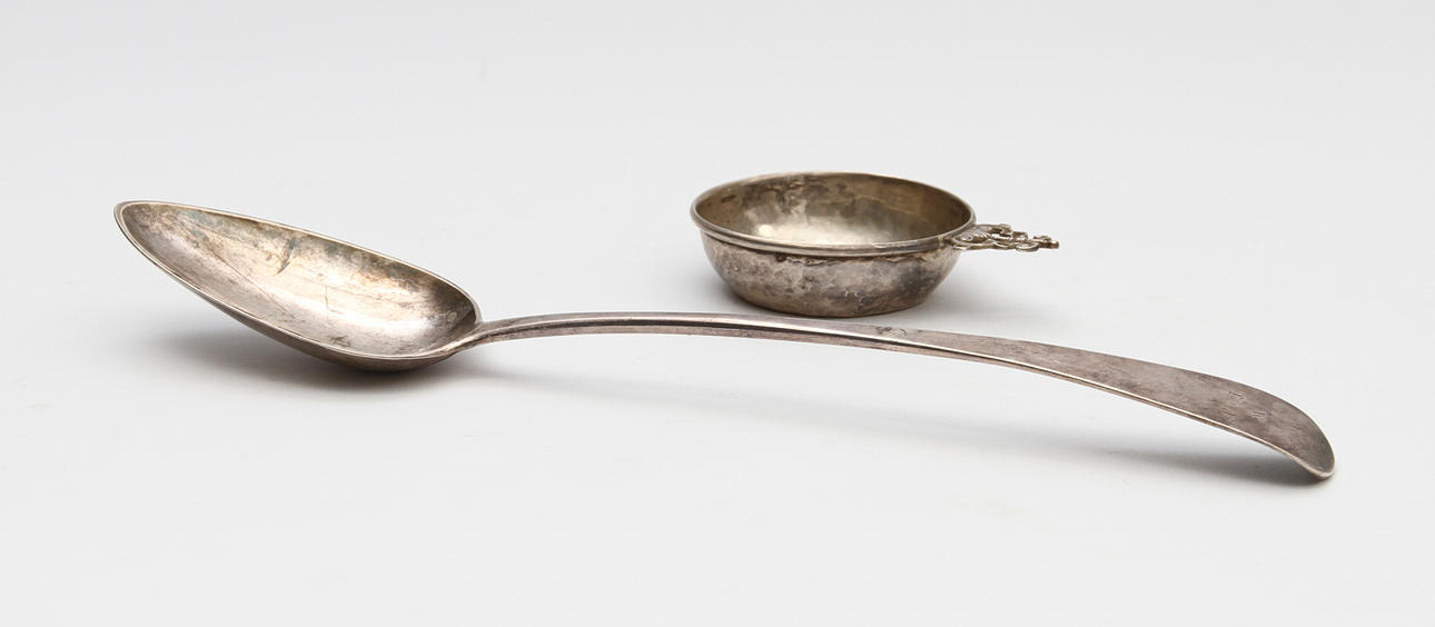 SILVER. 2 delar, förläggssked samt kåsa, ca 130 gram.