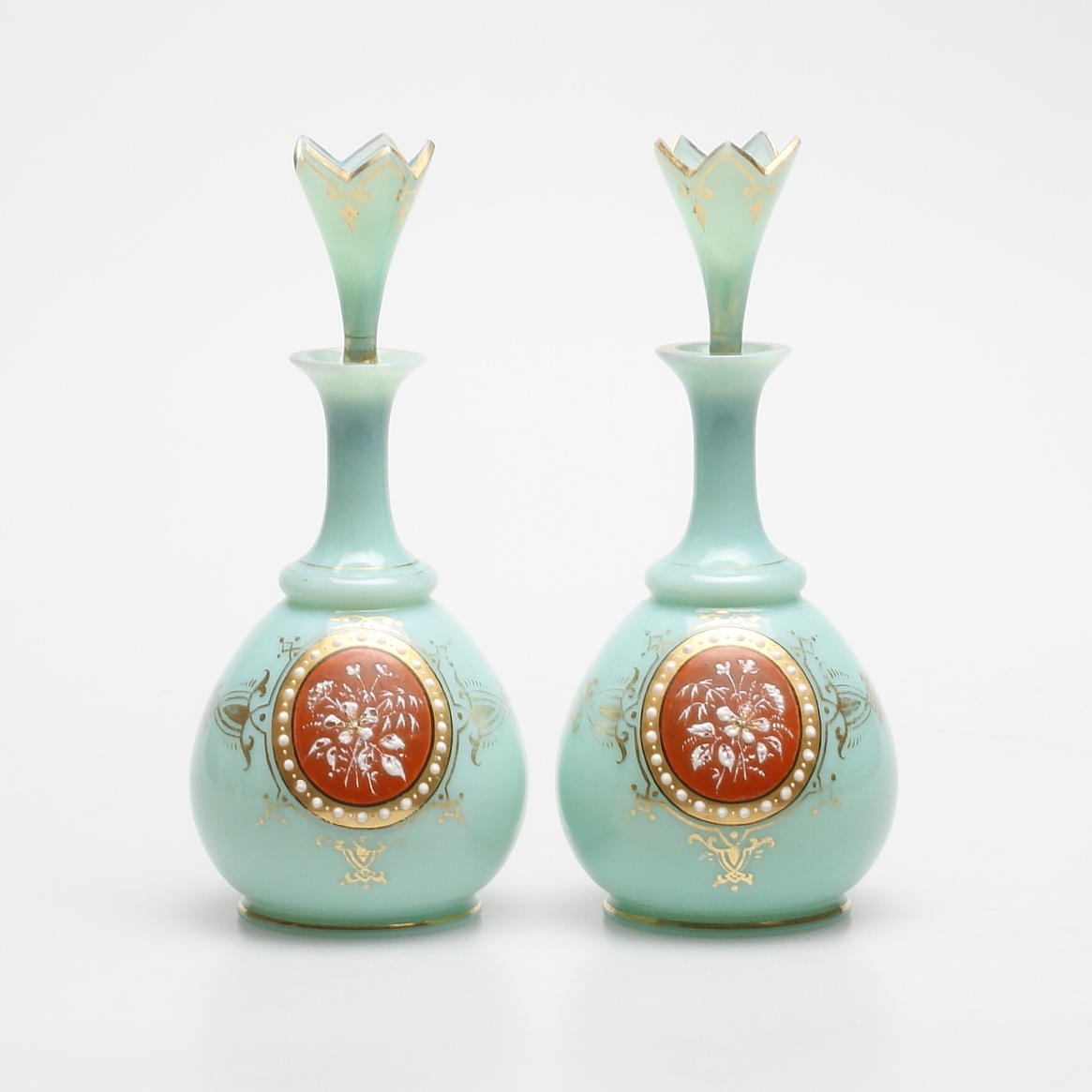 KARAFFER, ett par, glas, troligen Böhmen, 1900-talets första hälft.