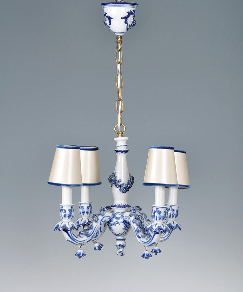 PORZELLAN, DEKOR BLAU-WEISS. ”4-FLAMMA LJUSKRONA, TAK LJUSKRONA”.