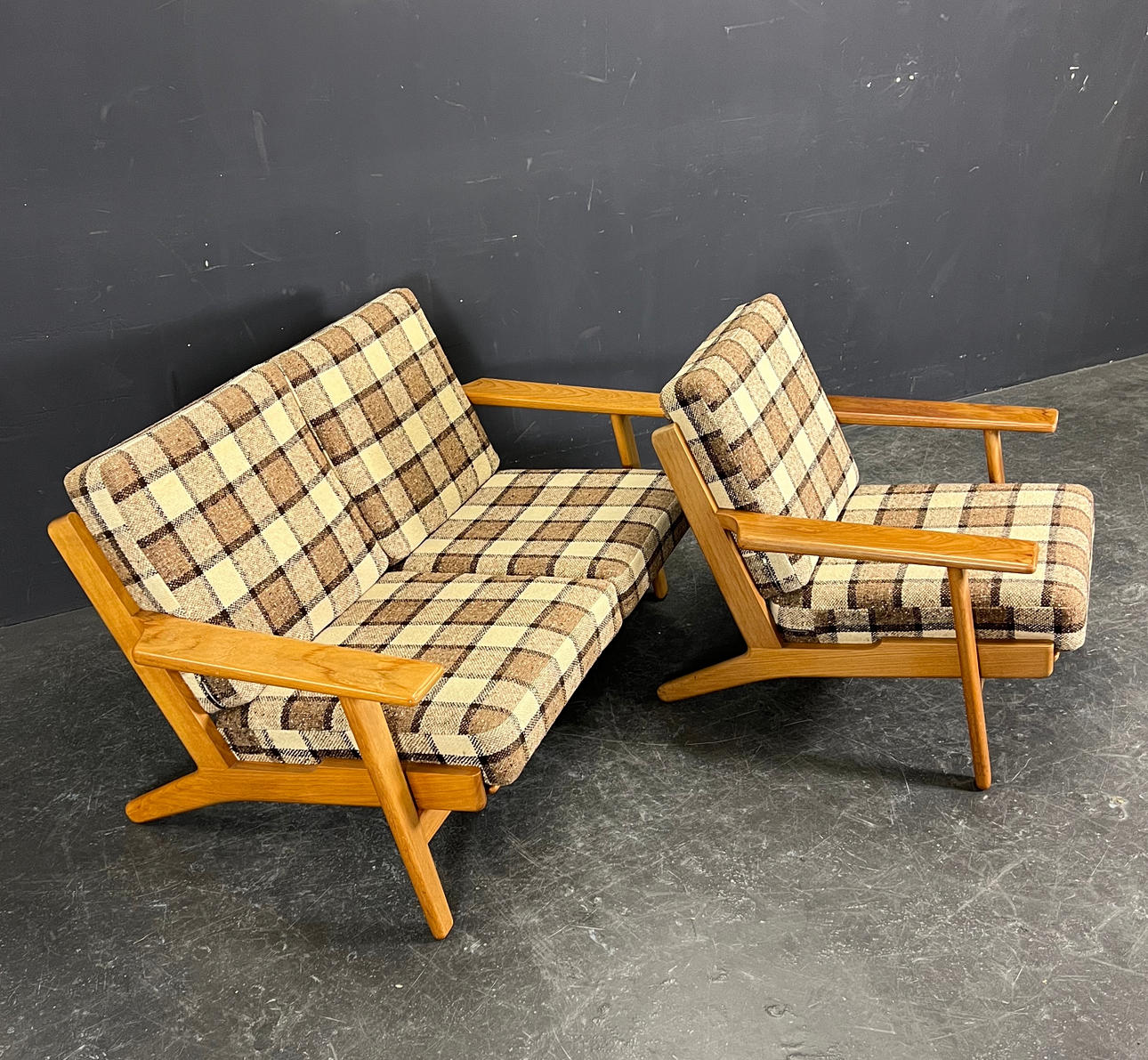 HANS J WEGNER. FÅTÖLJ OCH SOFFA.