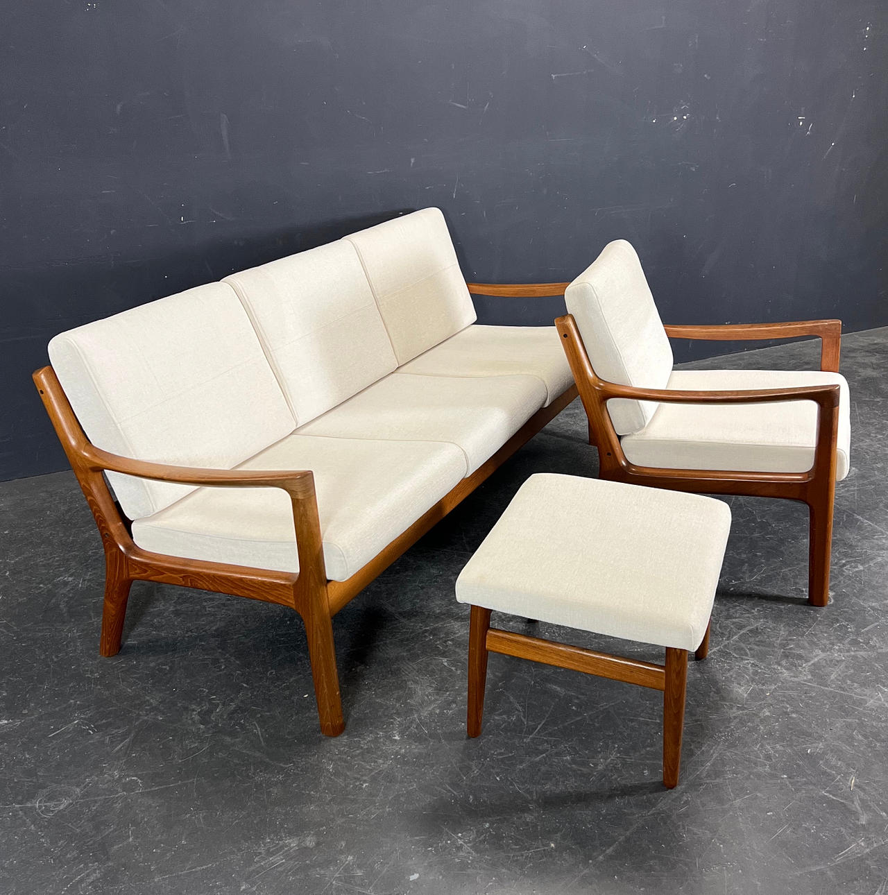 OLE WANSCHER. SOFA, LÆNESTOL OG skammel.