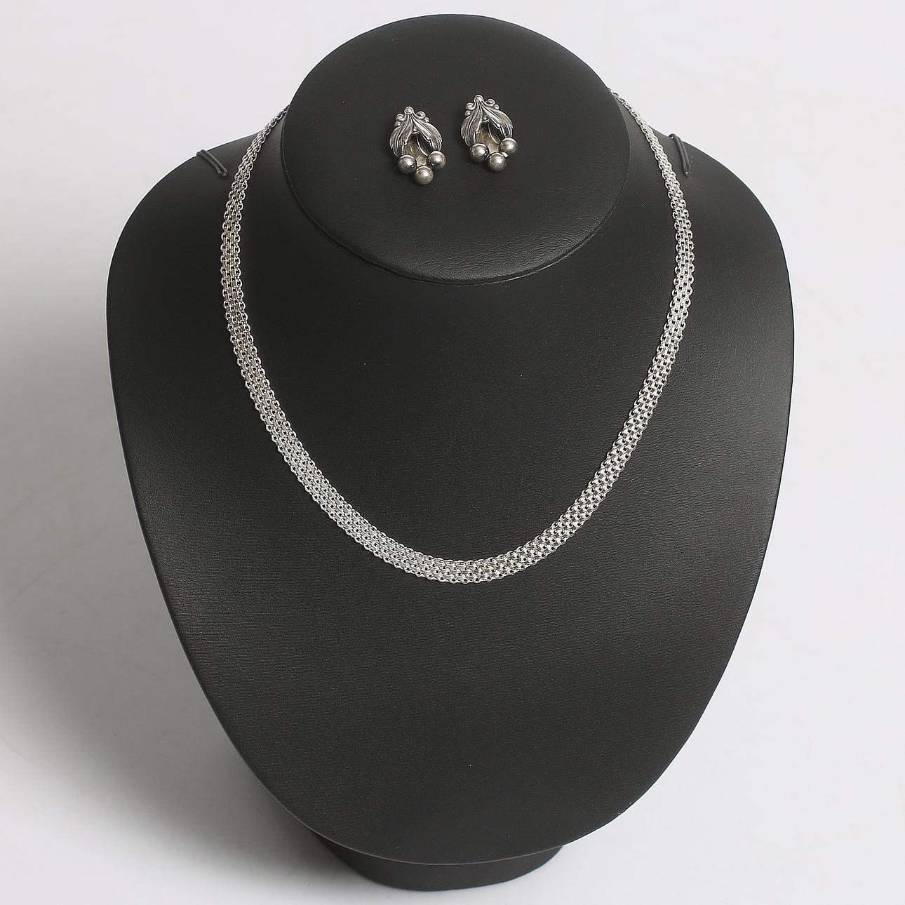 COLLIER samt ÖRHÄNGEN, silver, bl.a. Hugo Grün & Co Oy, Helsingfors, Finland. 1900-talets första hälft. Vikt 20 gram.